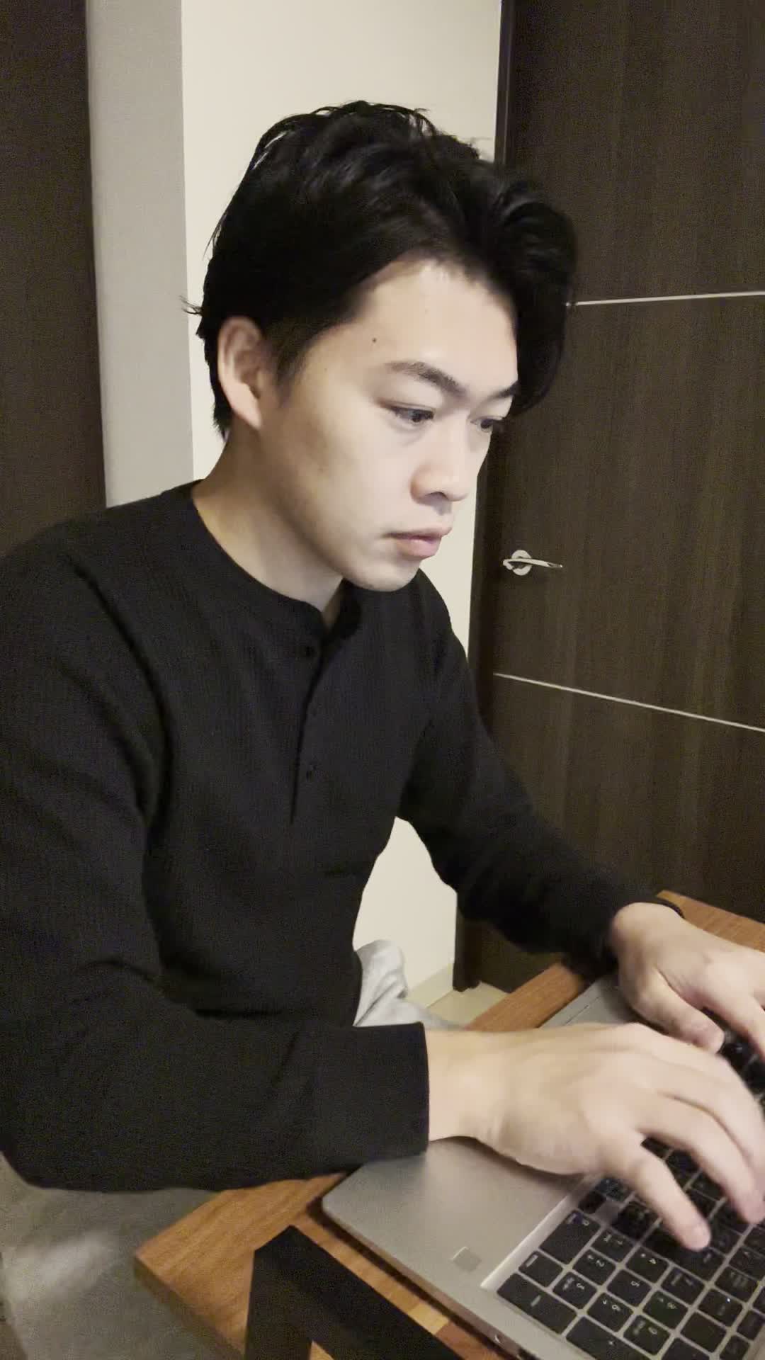 テーブルで仕事の合間に髪を束ね直し、「これじゃ全然収まらない」と悩む様子