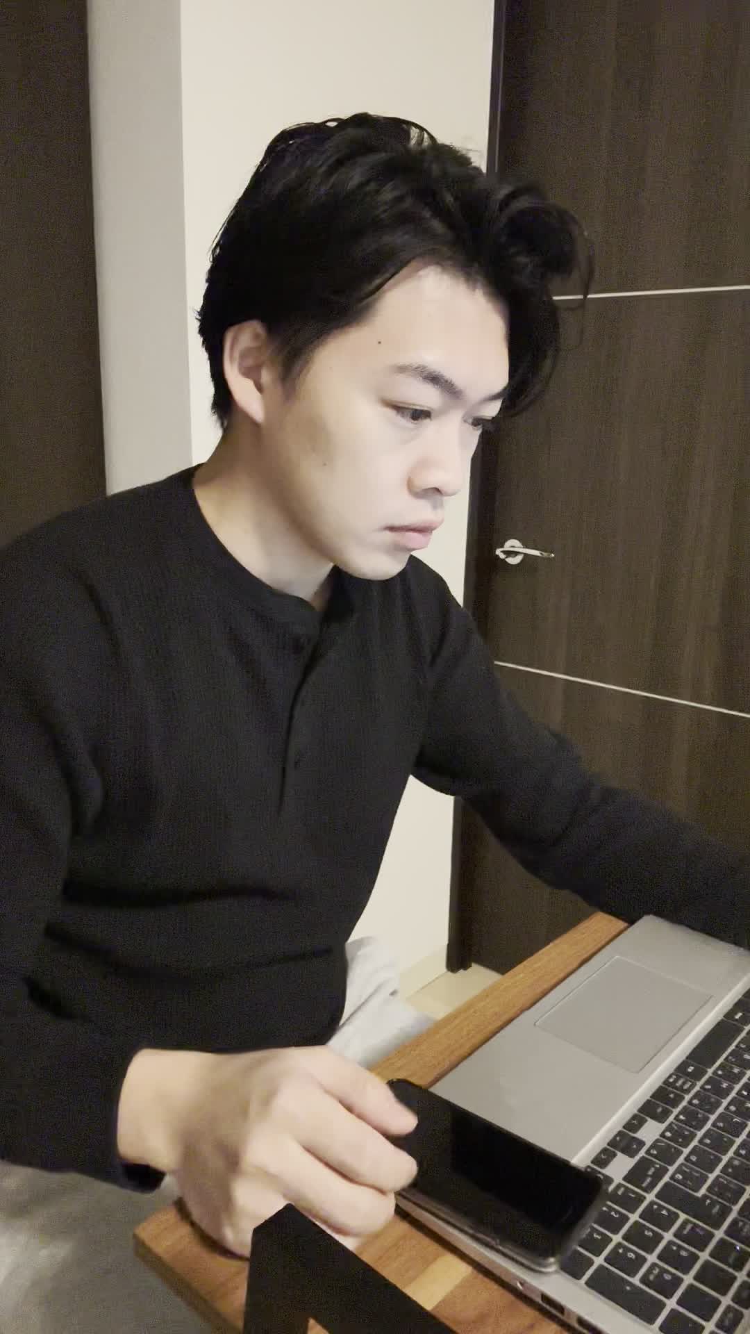 テーブルに置いたスマホの画面を見て、「サロン帰りの髪が自宅でも再現できる？」と期待する表情