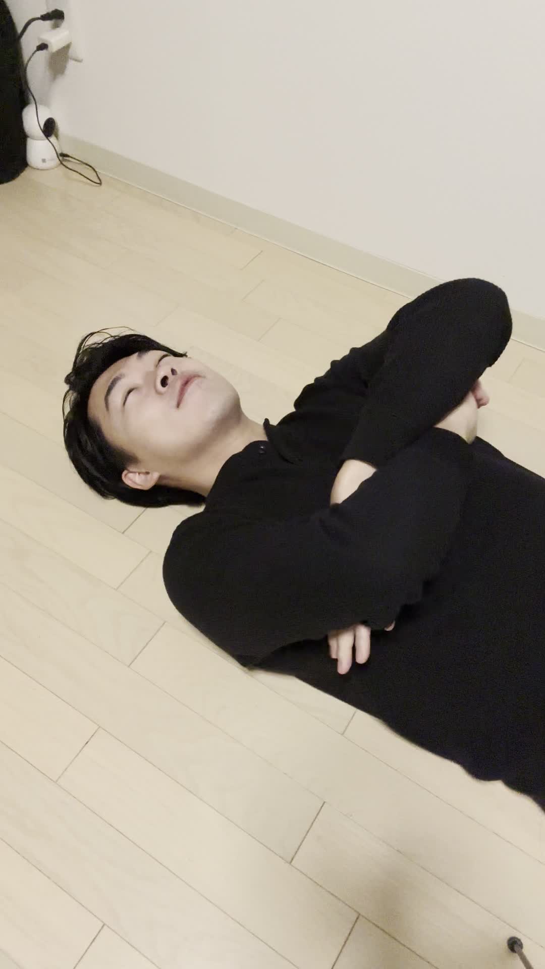 床で寝転びながら、「友達に褒められる髪になりたい！」と夢見る表情