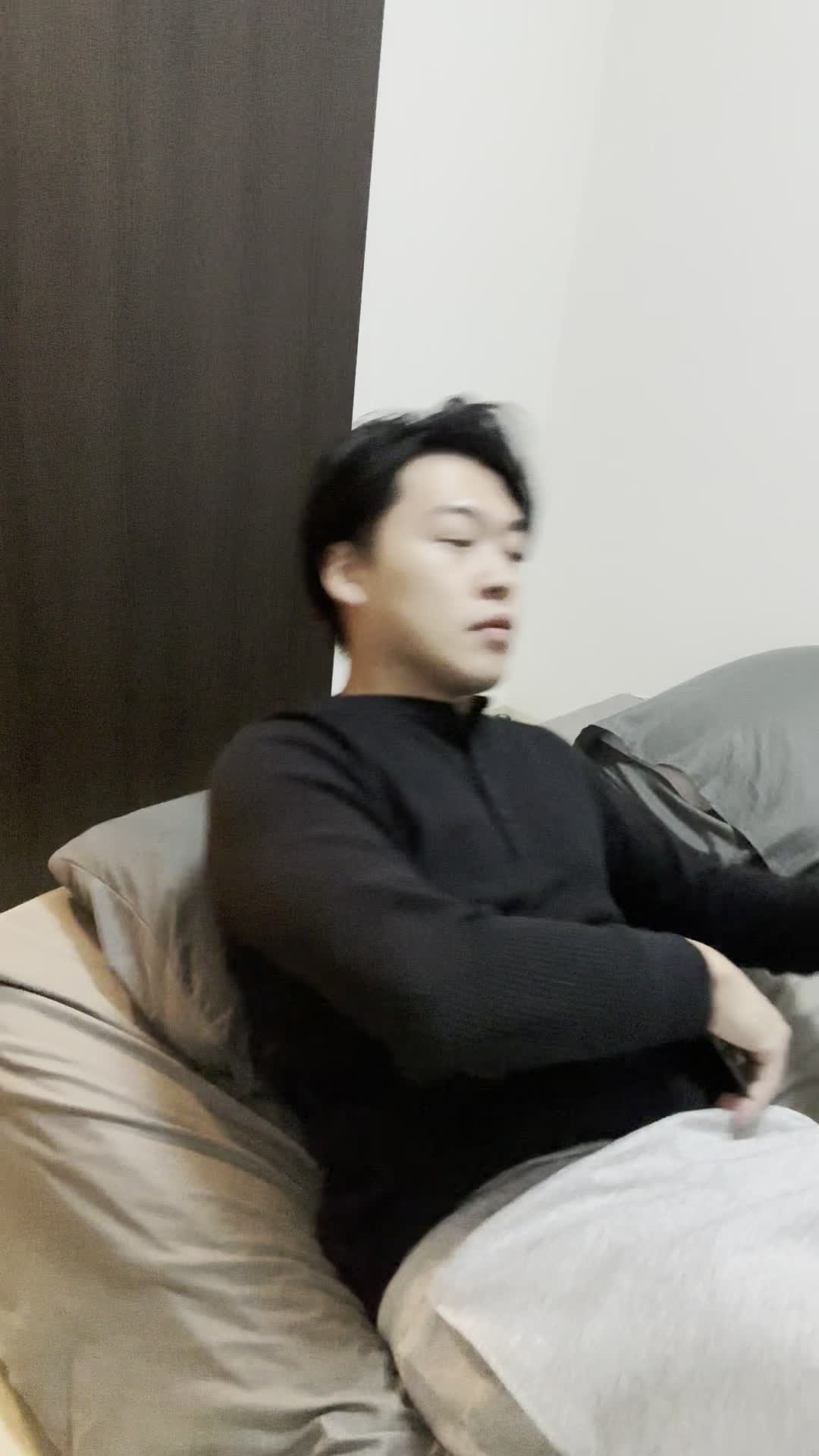 ベッドで横になり、「明日のプレゼンのために髪を整えたい」と計画を立てる姿