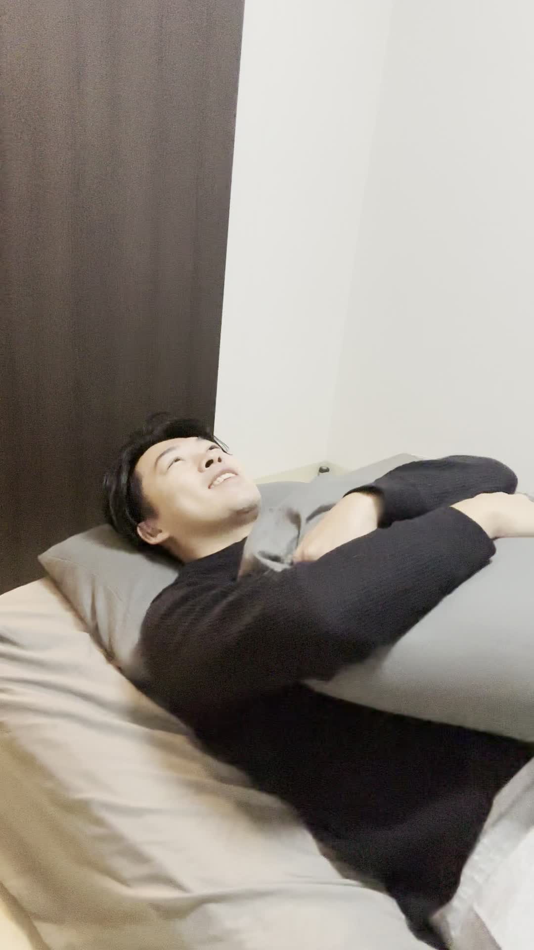 ベッドでクッションを抱きしめ、「髪がまとまったらどんな気分だろう」と期待に胸を膨らませる姿