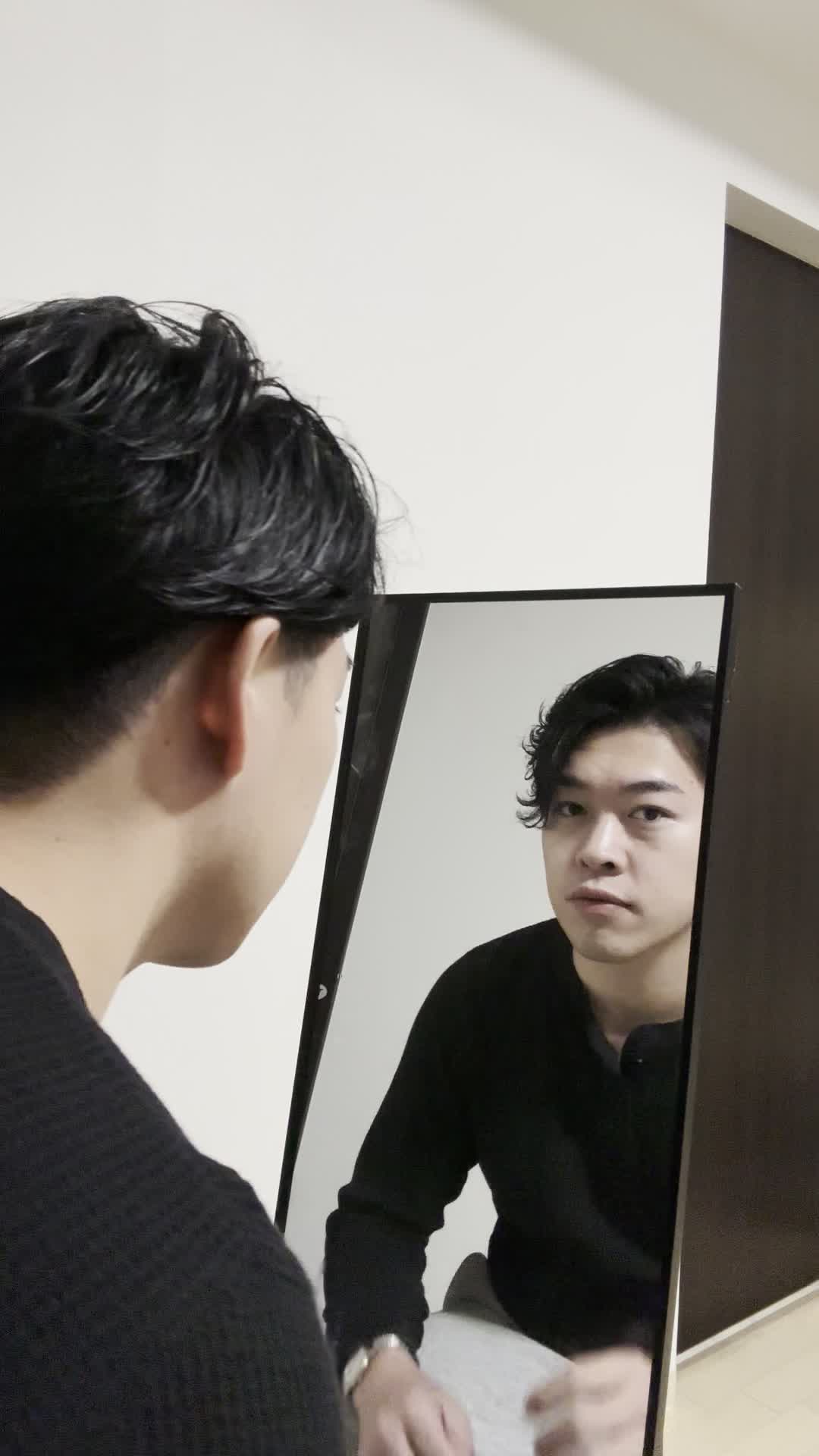 鏡越しに「もっとはっきりした輪郭になりたい」と期待を込めた表情を見せる