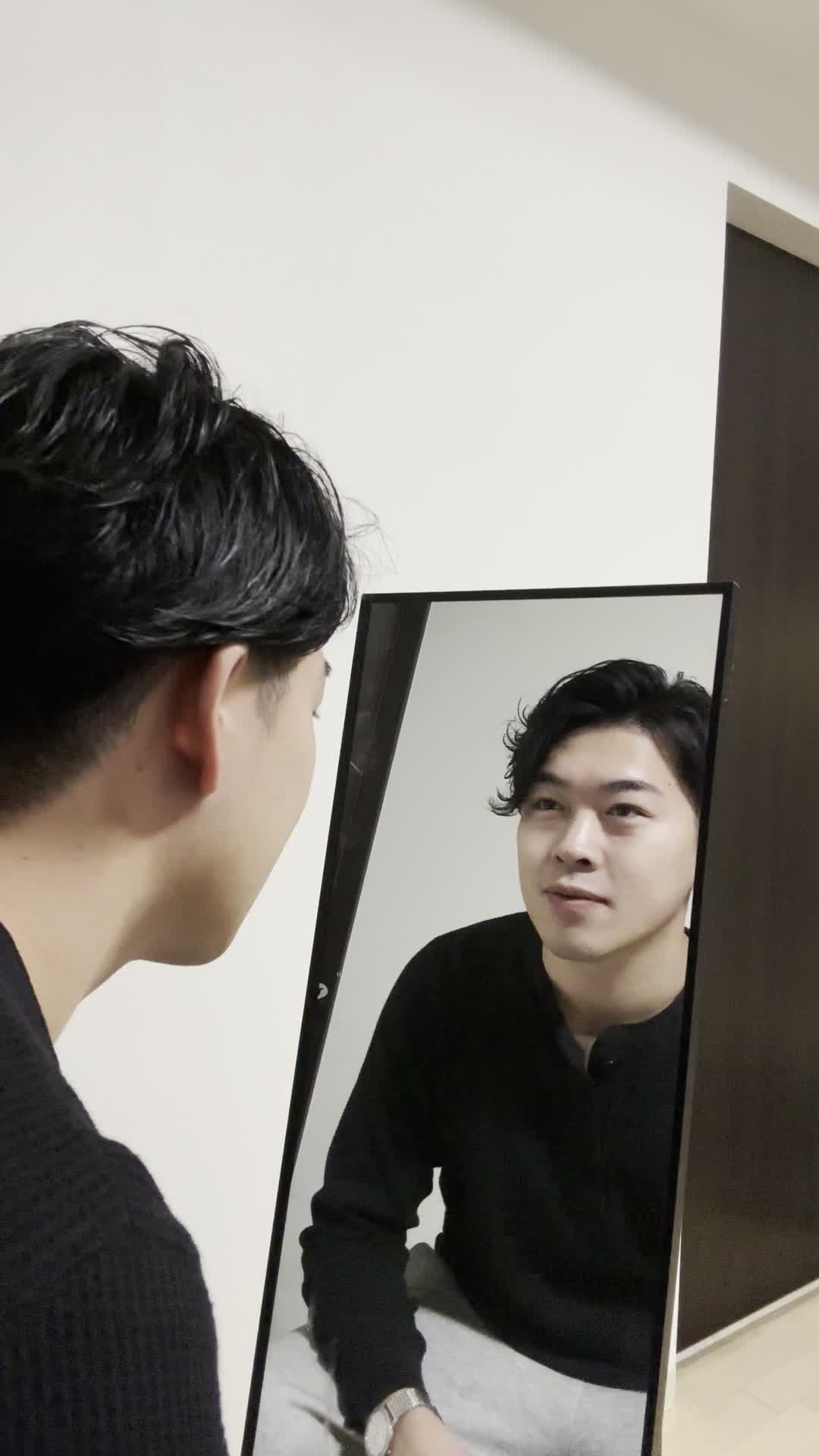 鏡の前で笑顔を作り、「自信がついたら新しい挑戦ができるかも」と期待する顔