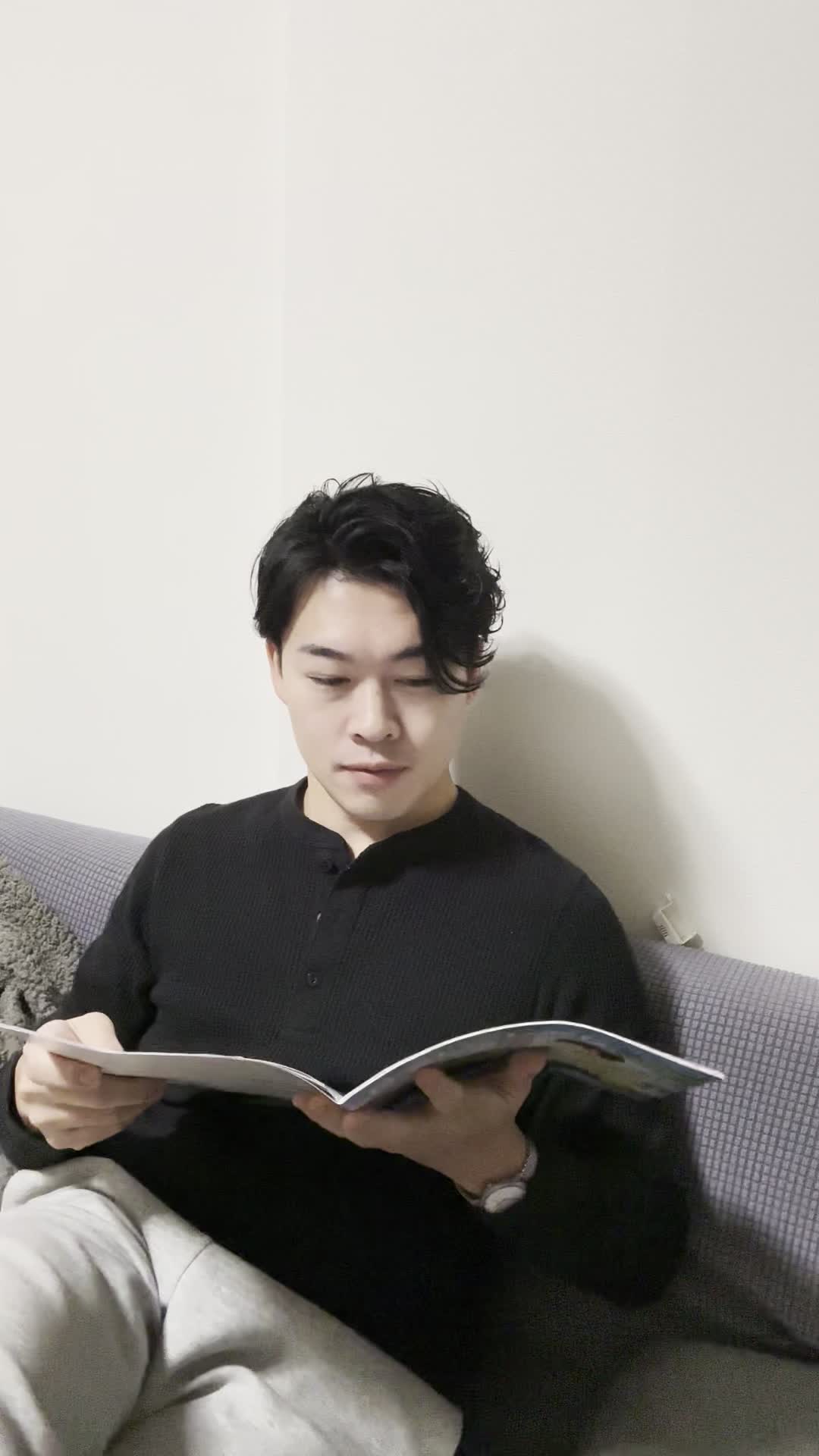 ソファに深く腰掛け、雑誌のモデル写真を見ながら「私もこうなりたい」と夢見る姿