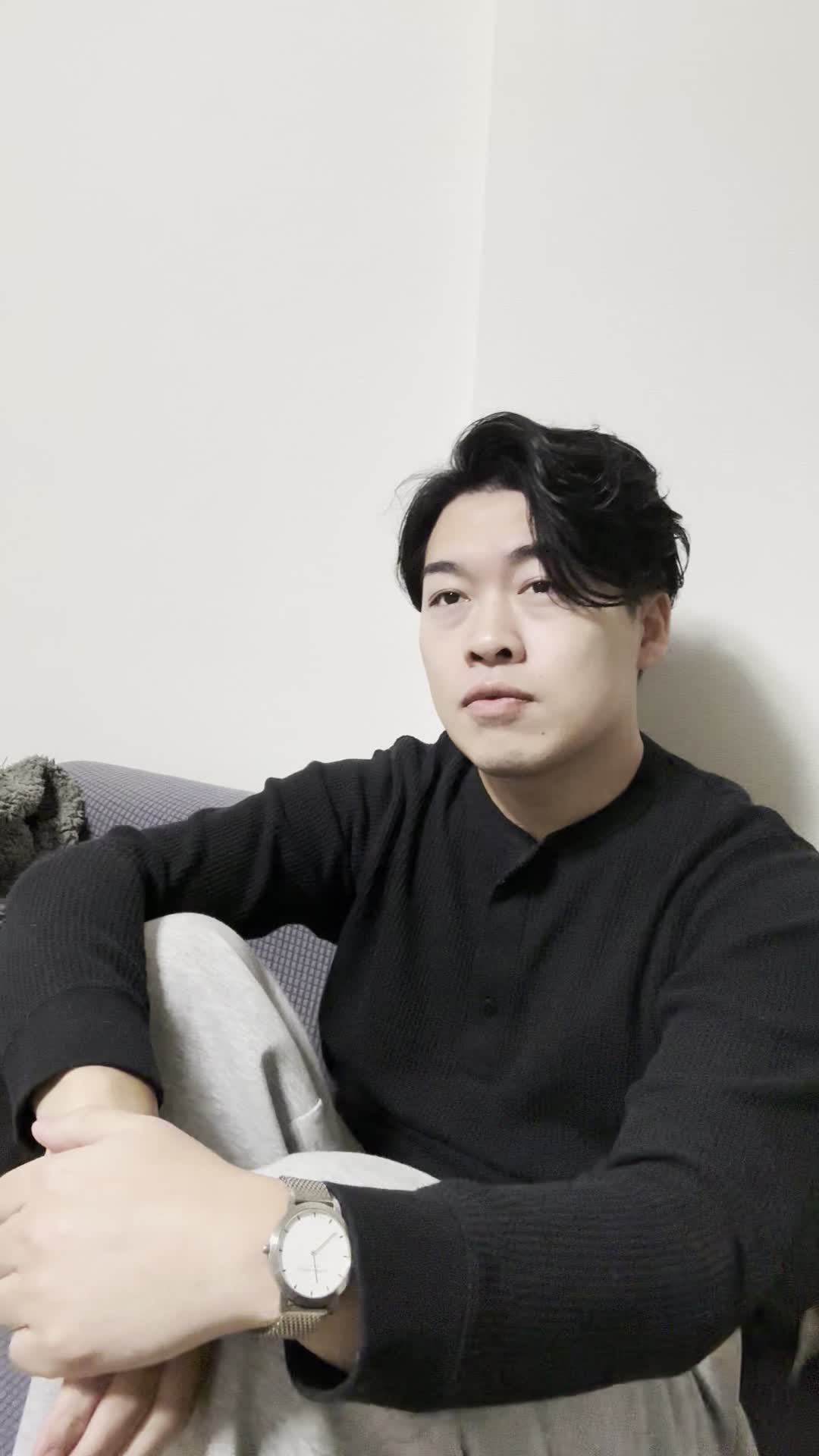 ソファで膝を抱えながら、「変わるのが怖いけど楽しみ」と複雑な気持ちを見せる動作