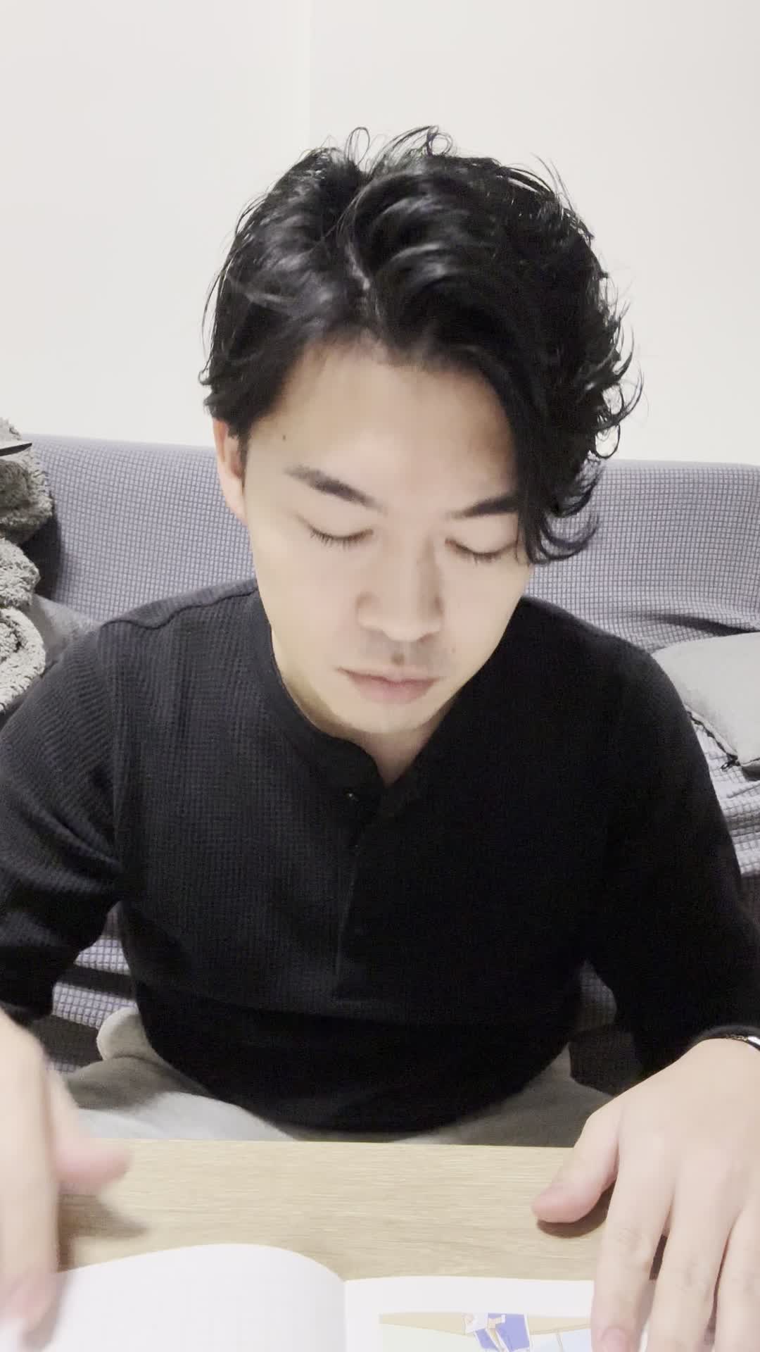 テーブルでカタログを広げ、「この施術で変わるかな？」と真剣な表情を見せる様子