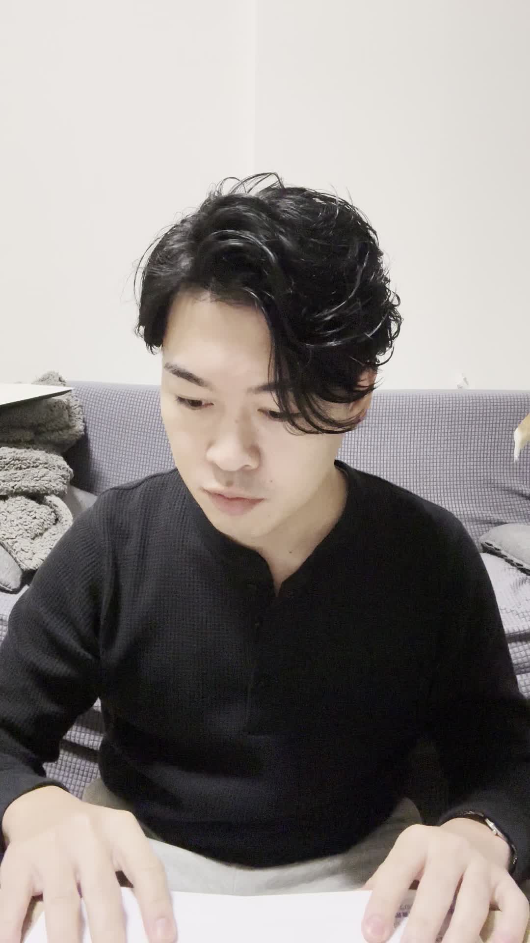 テーブルで書類を整理しながら、「これが新しい私への第一歩」と微笑む姿