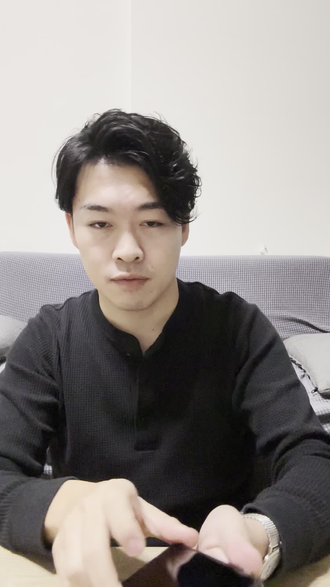 テーブルで鏡を覗き込み、「このたるみ、無くせるかな？」とじっと見つめる姿