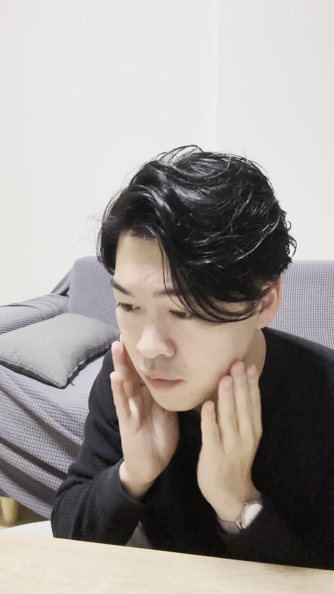 テーブルに手鏡を置いて、「本当に効果あるの？」と眉をひそめて考え込む動作