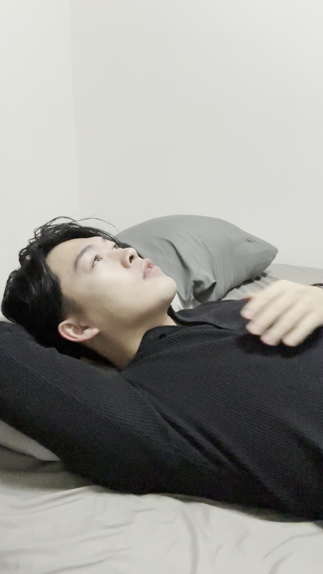 ベッドで横になり、顔の輪郭を触りながら「このライン、変えられるのかな？」とつぶやく姿