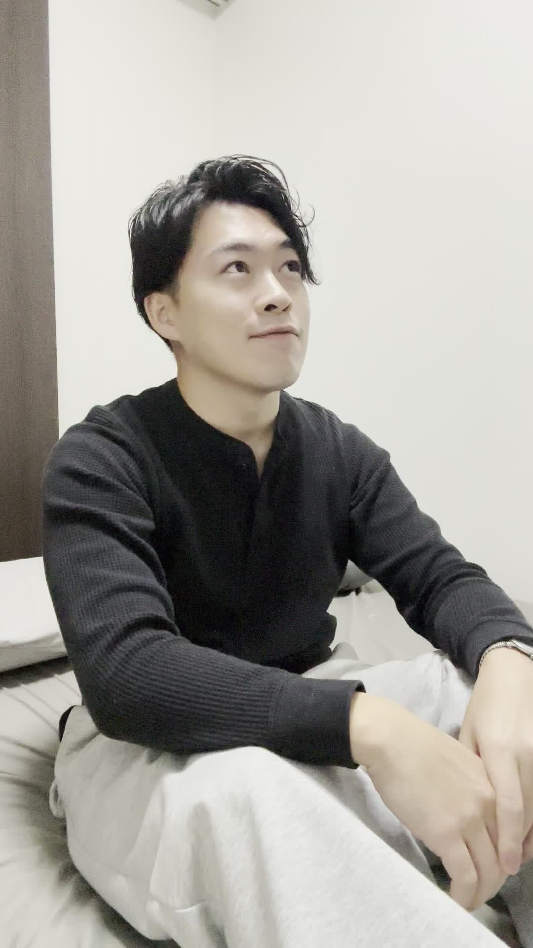 ベッドで脚を伸ばし、「施術後にドレスアップしたい！」と想像する喜びの表情