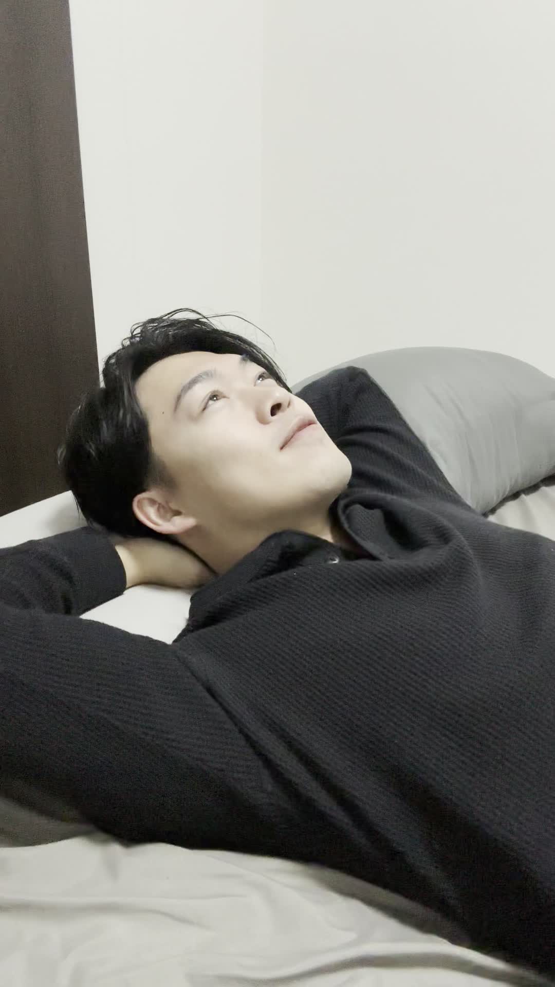 ベッドに寝転びながら、「新しい私でどんな人生が待ってる？」と夢見る顔