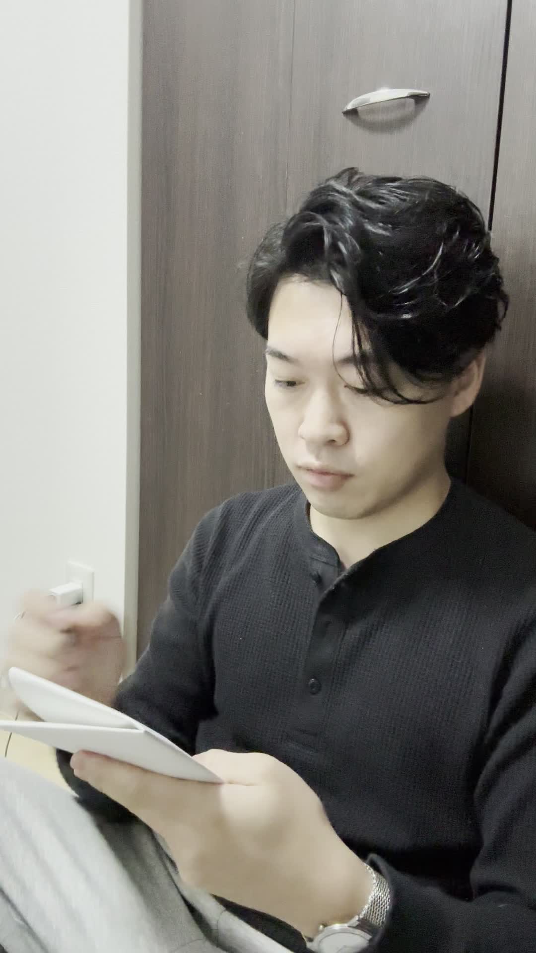 床に座り込み、メモ帳に「GOAL」を書き出しながらうなずく動作