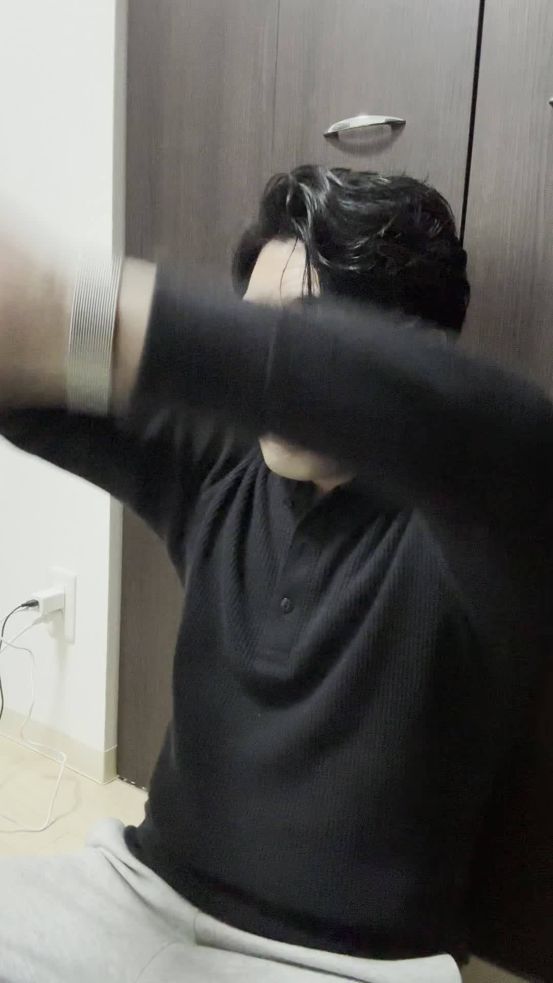 床に大きく伸びをしながら、「キレイになったら何をしよう？」と空想する様子