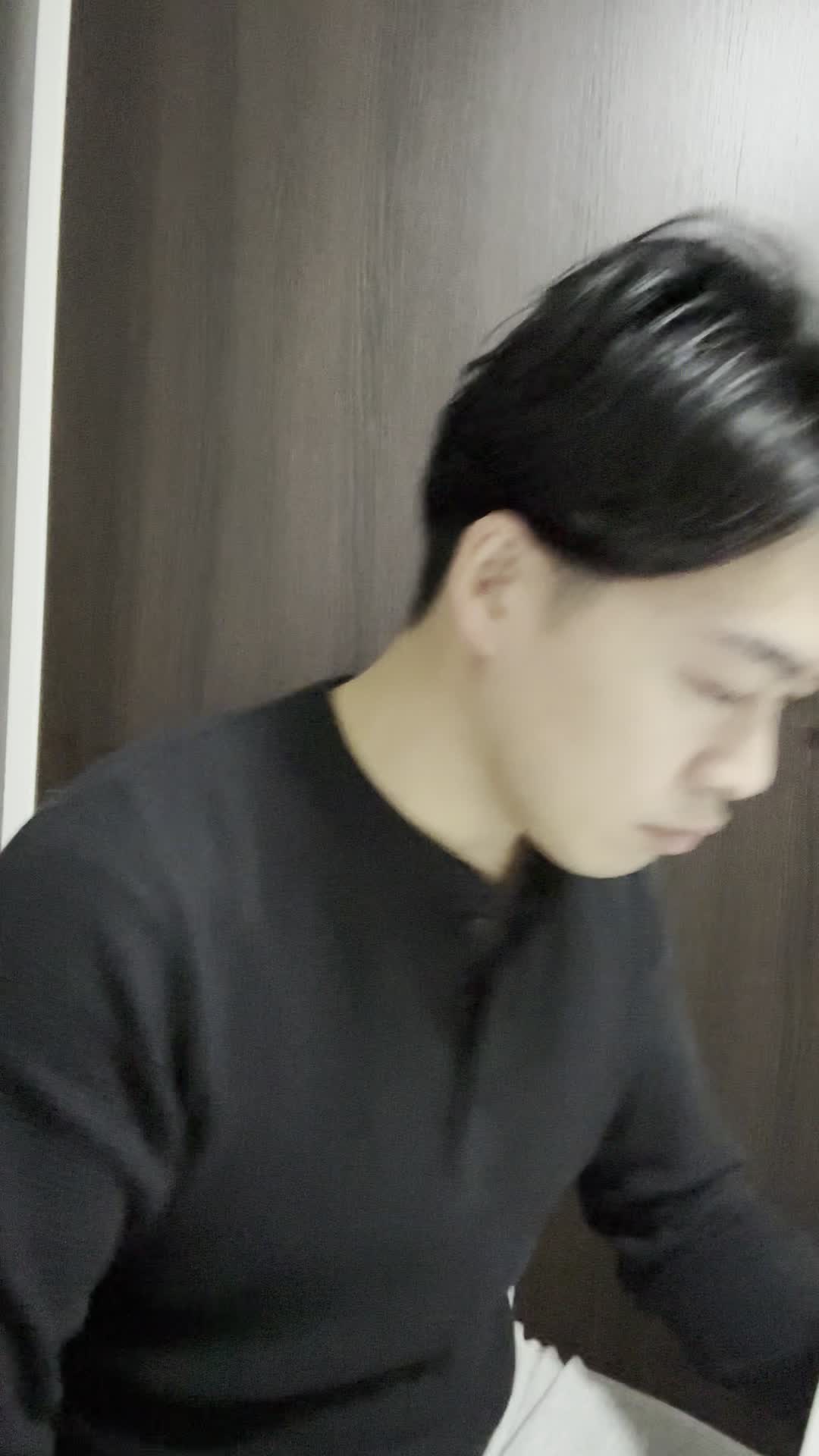 椅子に座り直して、「効果の持続時間ってどのくらい？」とカタログを見ながら考える姿