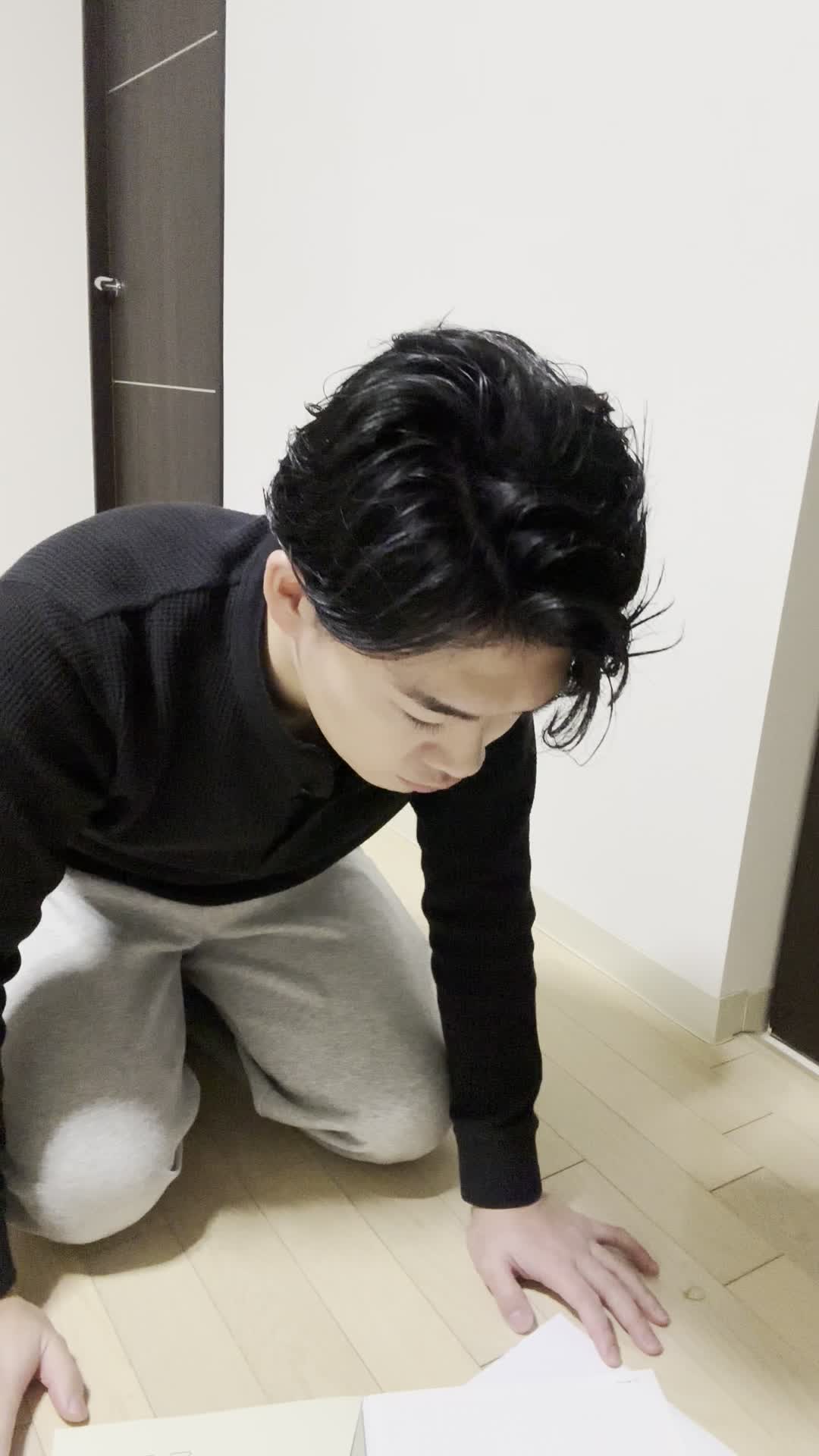 床に広げたパンフレットの施術後の写真を指差し、「これが私の理想！」とつぶやく