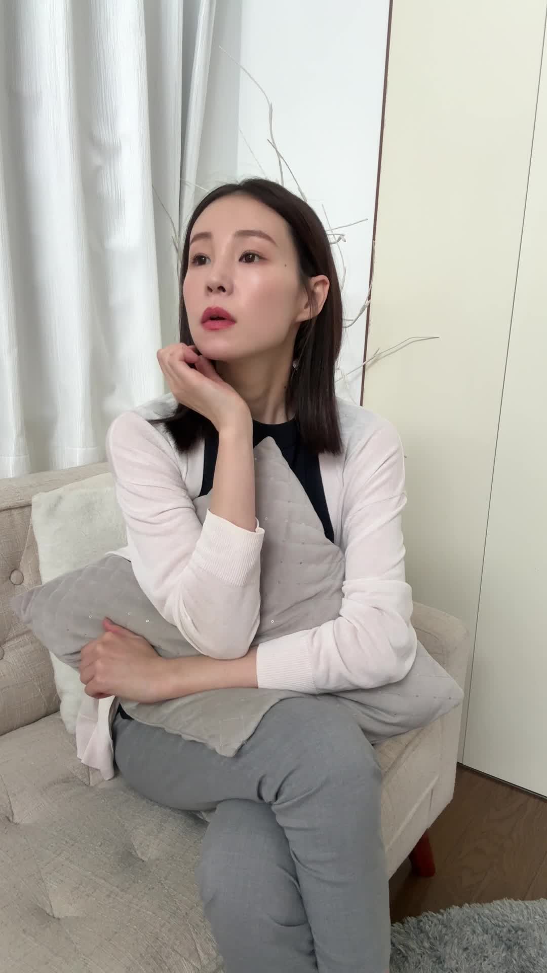 ソファでクッションを抱え、「家族のためにどのプランがいいんだろう」と悩む様子