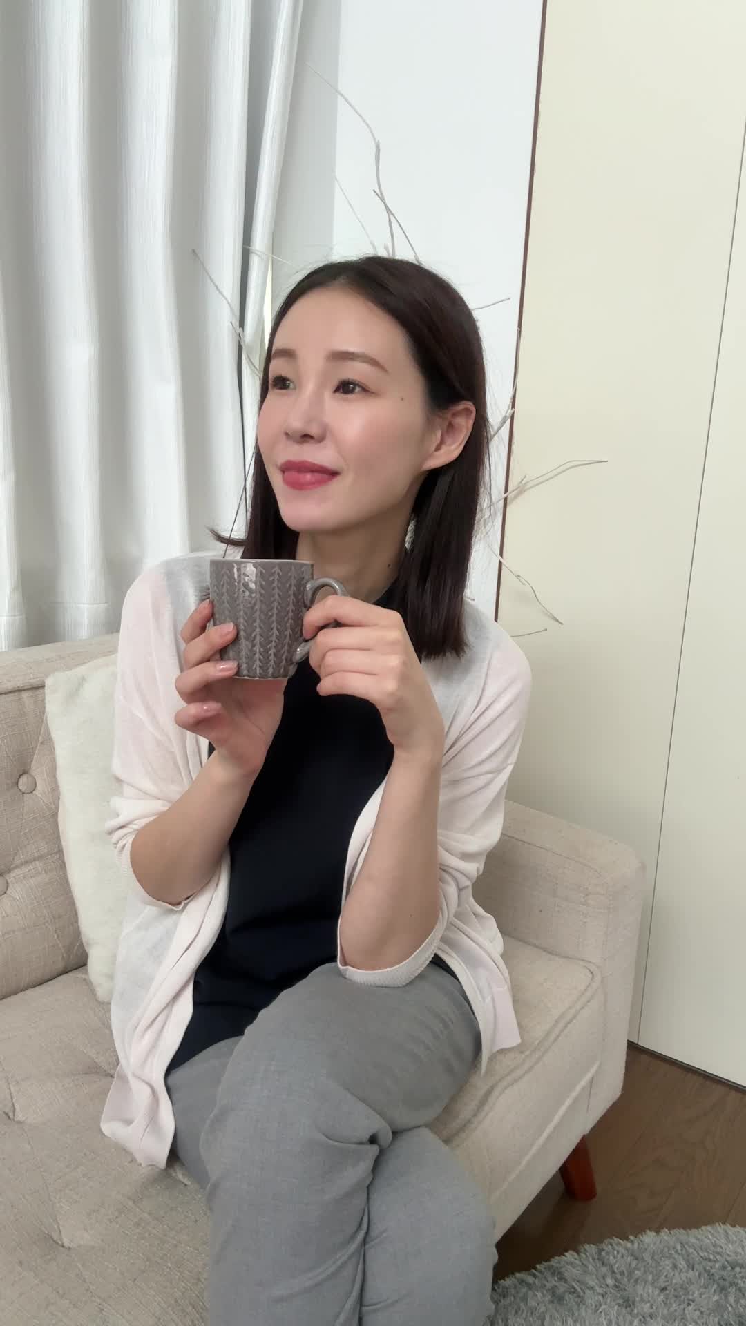 ソファでカップを手に、「この選択で家族を守れる」と納得した様子