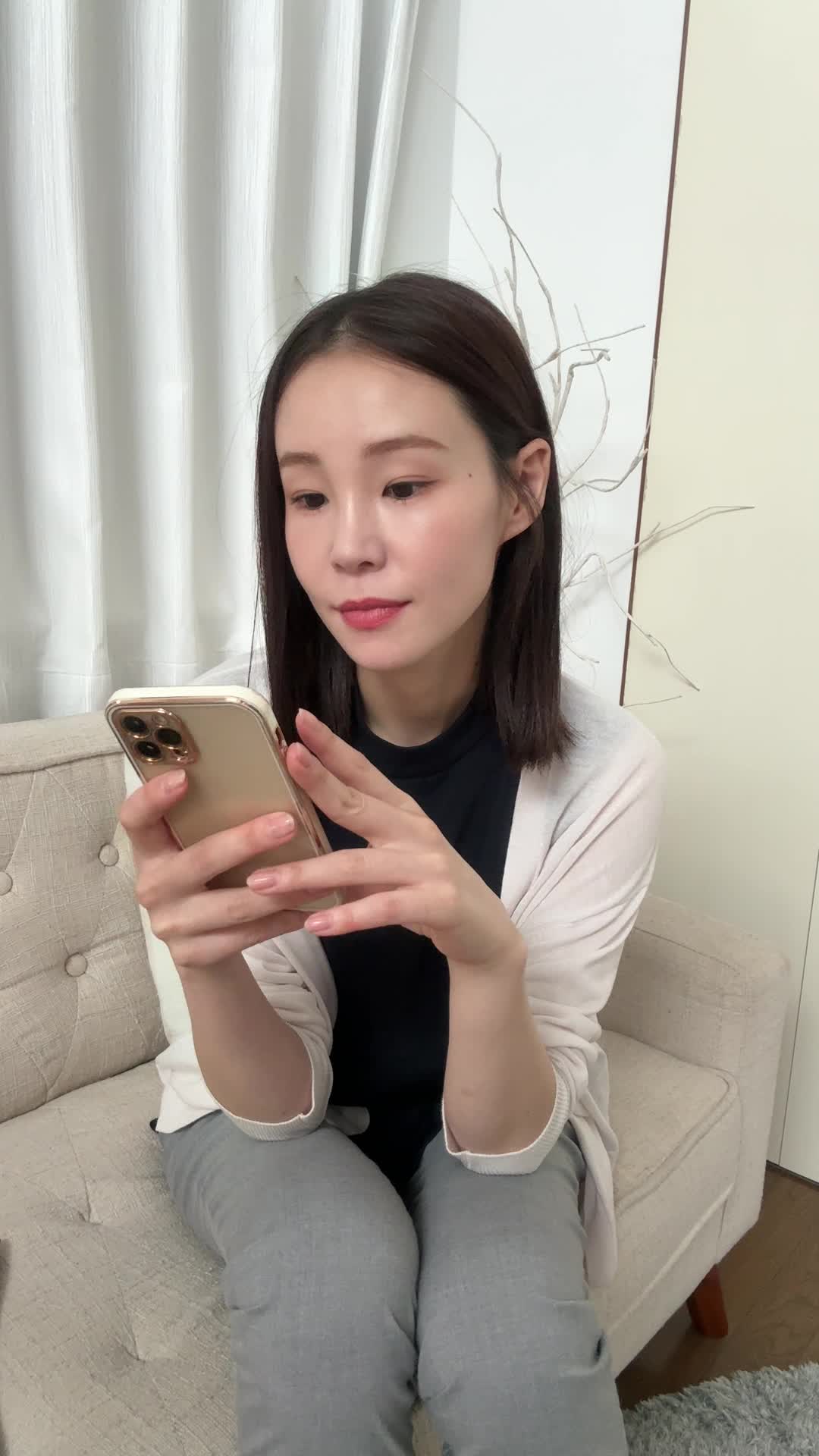 ソファでスマホを操作し、「保険の窓口」を検索してホッとした表情を見せる