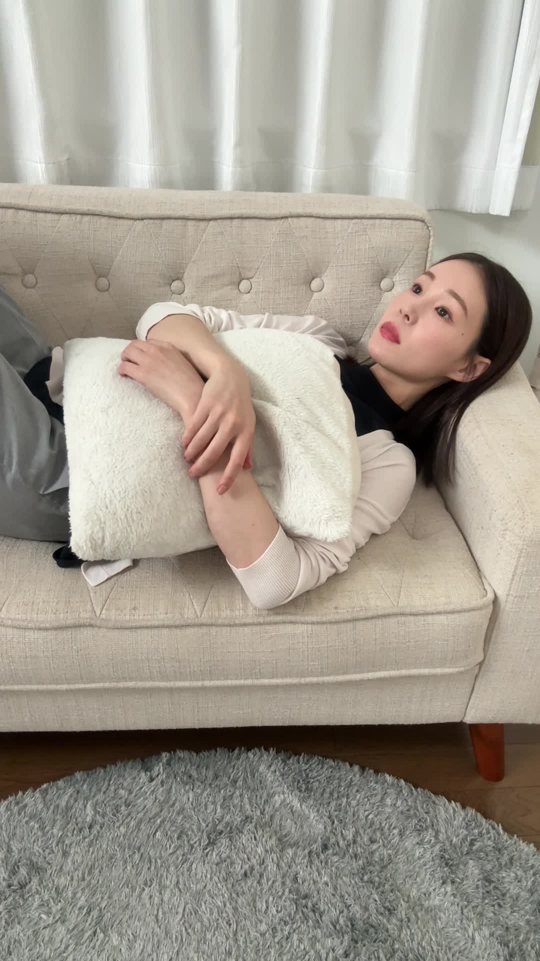 ソファーで横になり、「将来の備えをどうするか」を考え込む姿