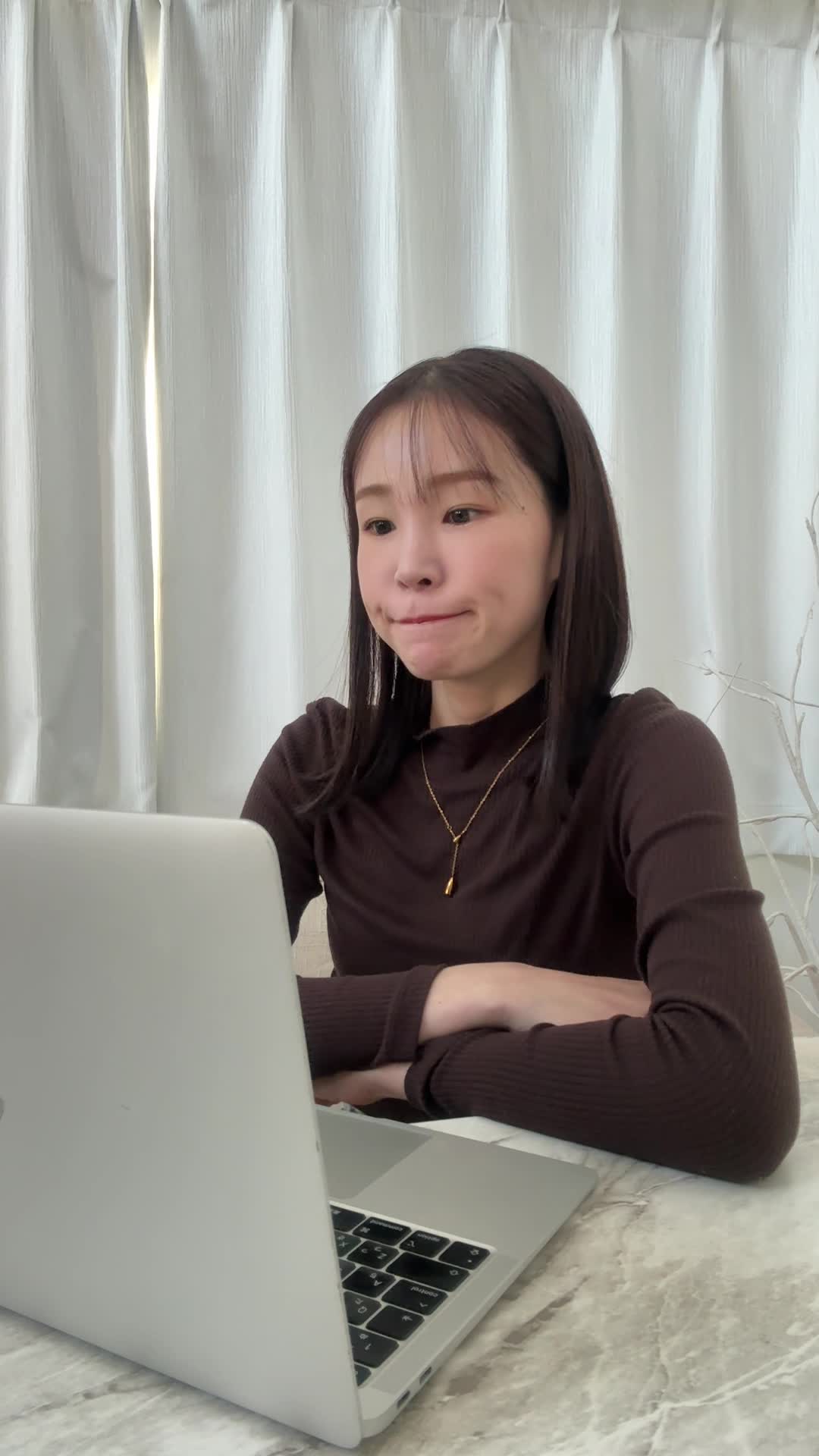 パソコンを見つめ、「やれる気がしてきた！」と自分を鼓舞する仕草