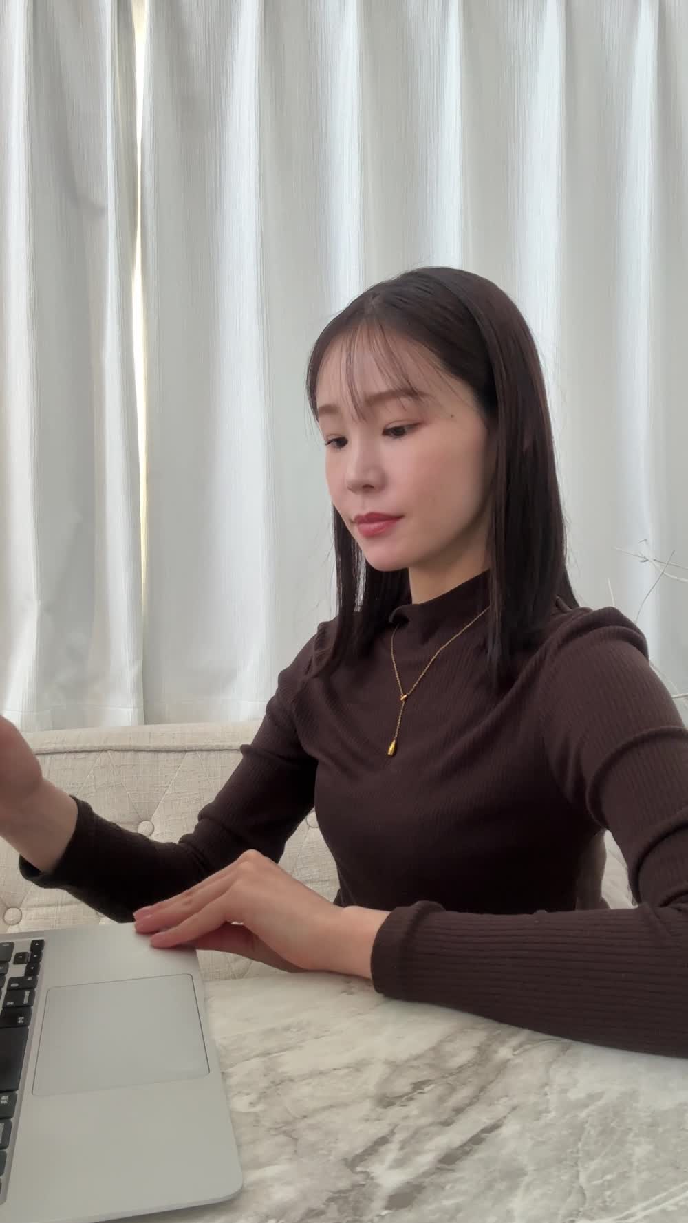 パソコン画面を閉じ、「よし、これでいく！」と拳を握りしめる動作