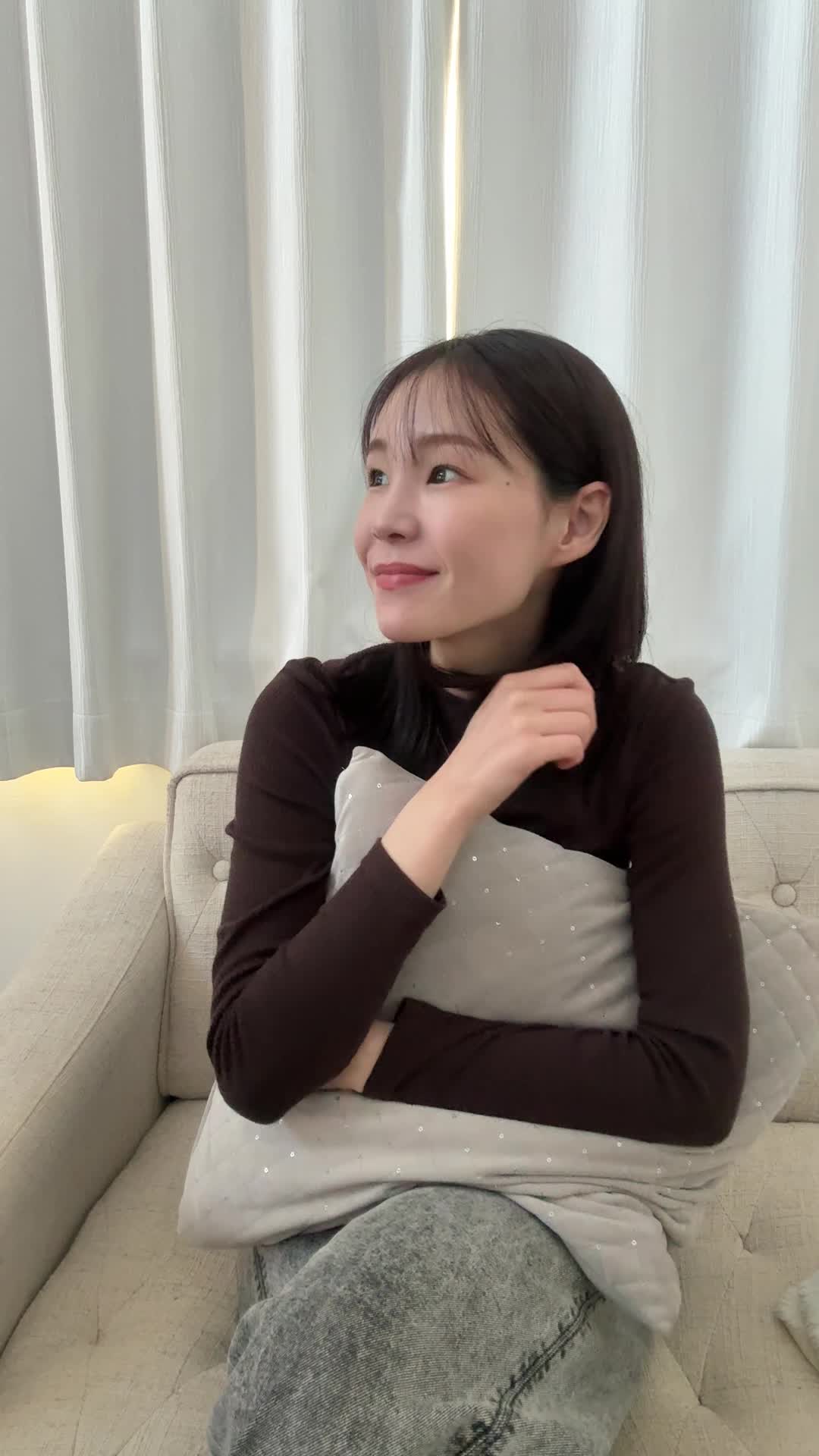 ソファでリラックスしながら、「ちょっと頑張れば…」と軽く微笑む顔