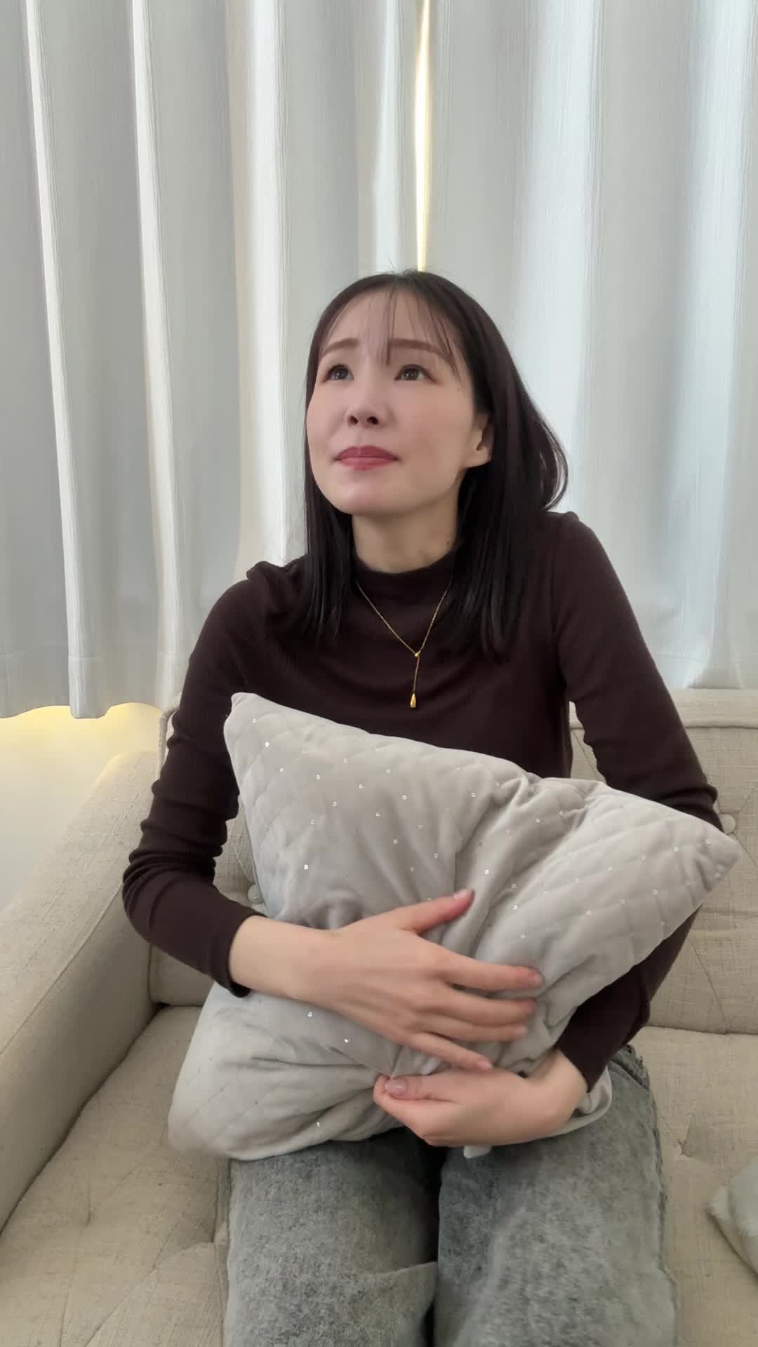 ソファでクッションを抱きしめ、「助けて！」と目を見開く動作