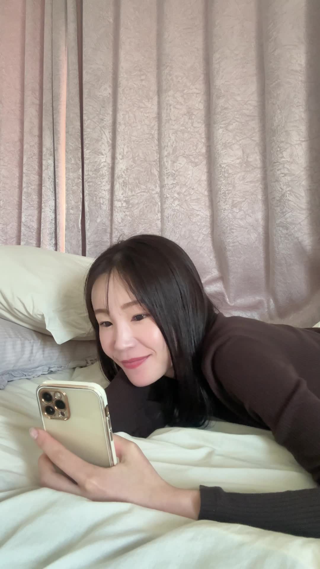 ベッドで寝転び、「これで自由になれるのかも…」と夢見る表情