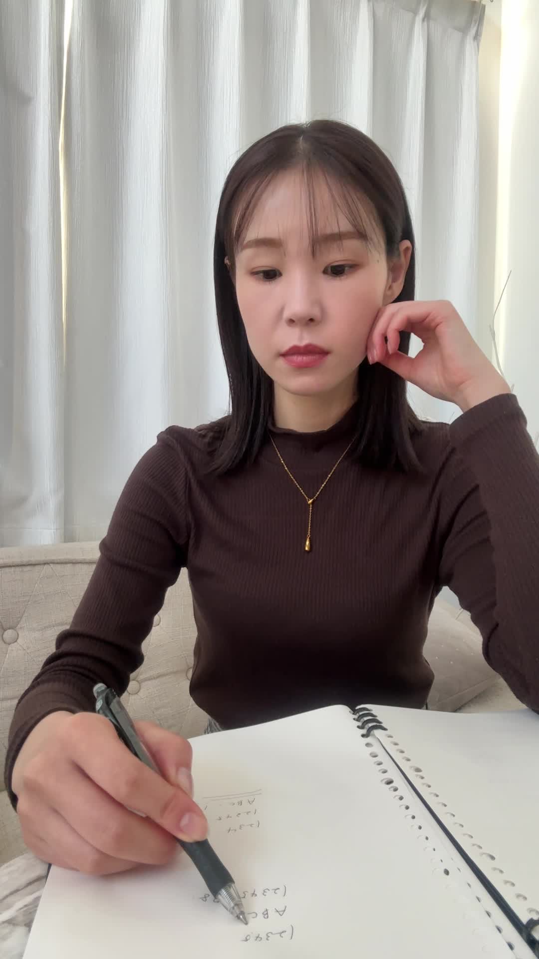 ノートをペンで指し、「次はこれをやろう！」と計画を練る動作