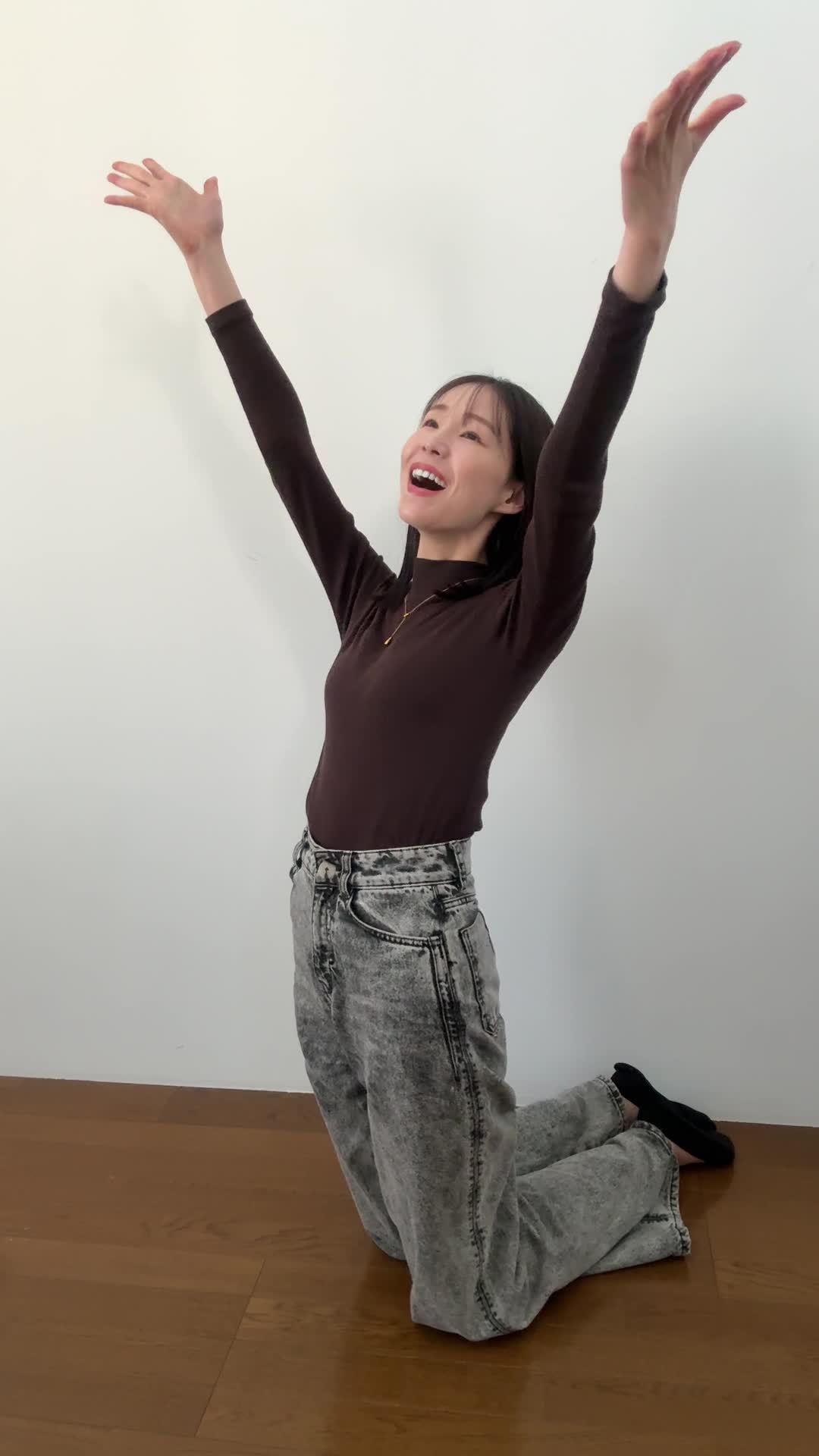 床に膝をつき、「これしかない！」とドラマチックに両手を広げる動作