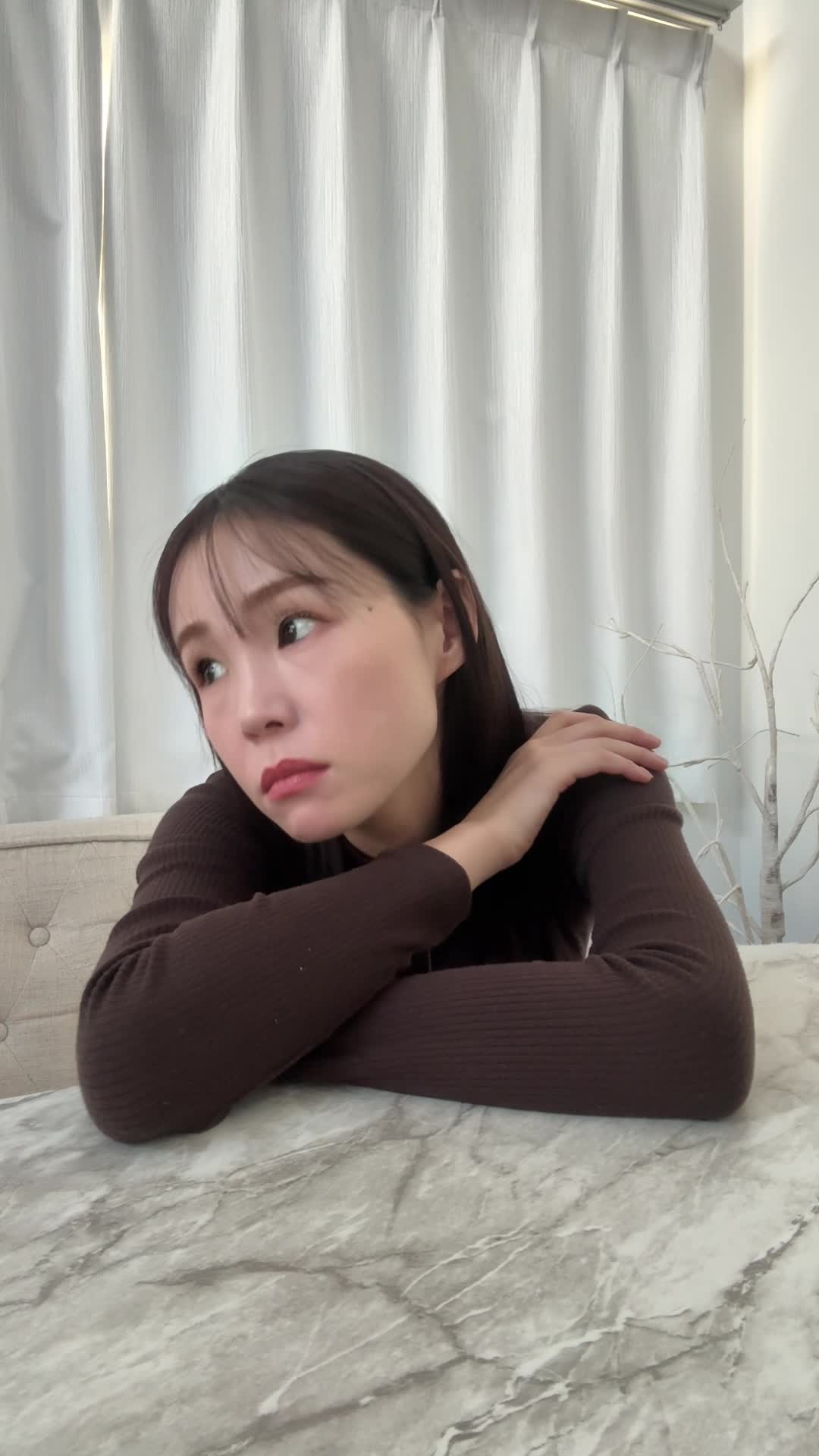 テーブルに突っ伏し、「どうしたらいいの…」と肩を落とす動作