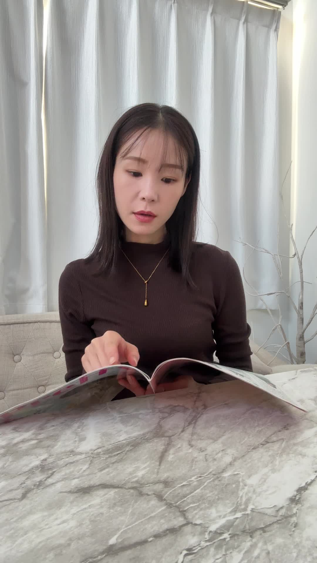 テーブルで雑誌を広げて、「どの副業がいいかな？」と指でなぞる動作