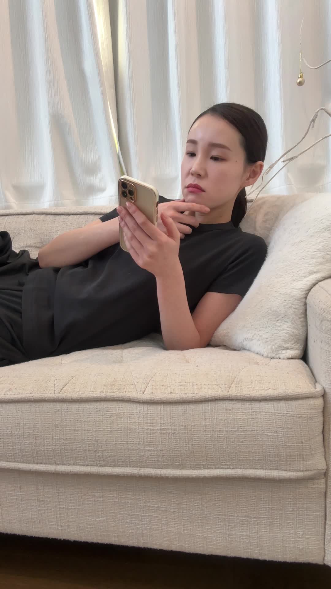 ソファで横になりながら、筋トレ動画を見て「これ無理だろ！」と驚く表情