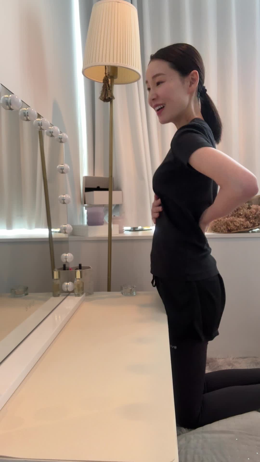 鏡を見ながら、「これでも少しは痩せたかも？」と自信を持つ表情