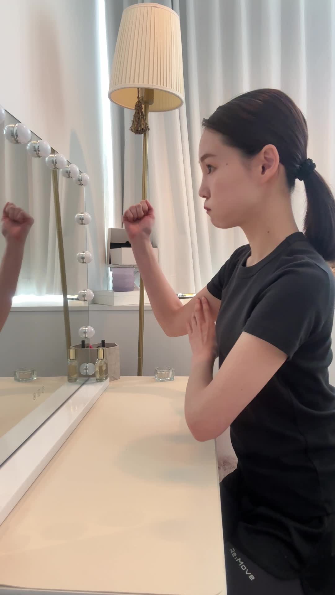 鏡の前で力こぶを作ろうとして「筋肉どこ行った？」と困るリアクション