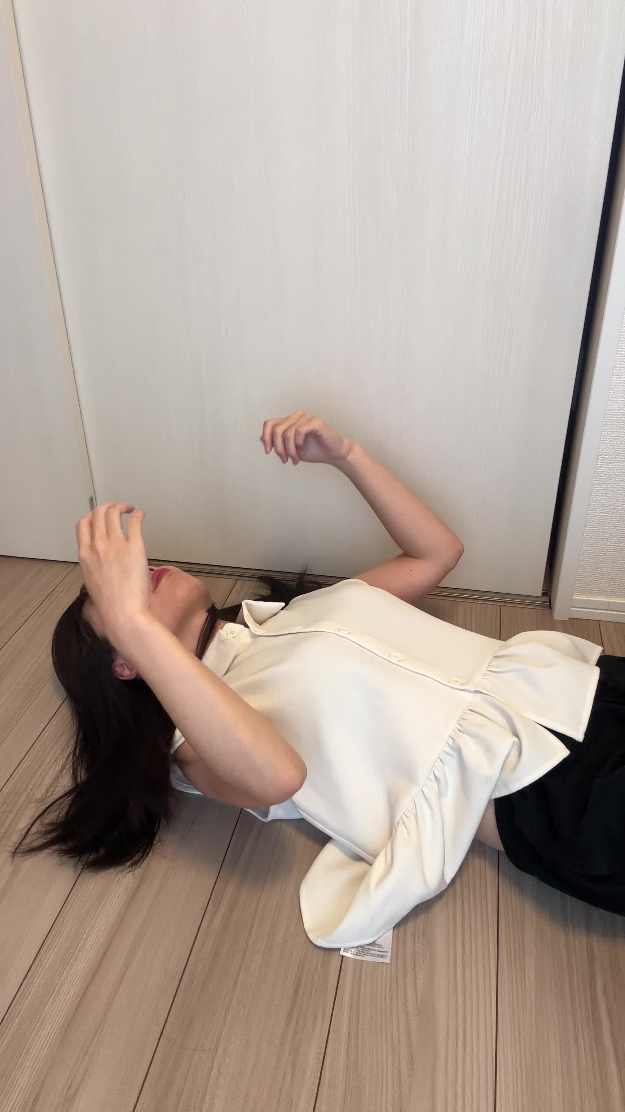 床で寝転びながら、「友達に褒められる髪になりたい！」と夢見る表情