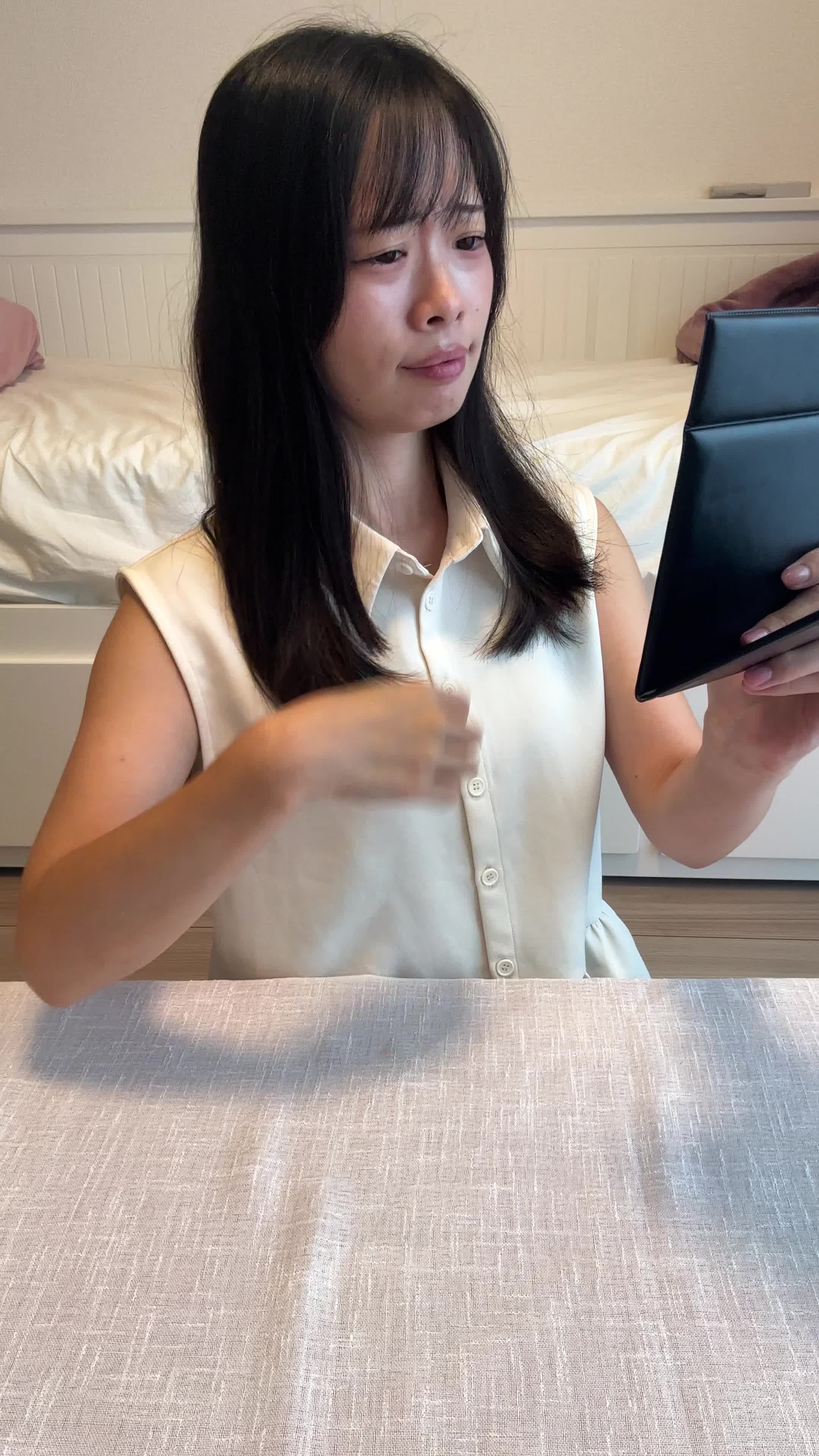 テーブルで鏡を見ながら、「デートまでにこの髪どうにかしたい！」と焦る仕草