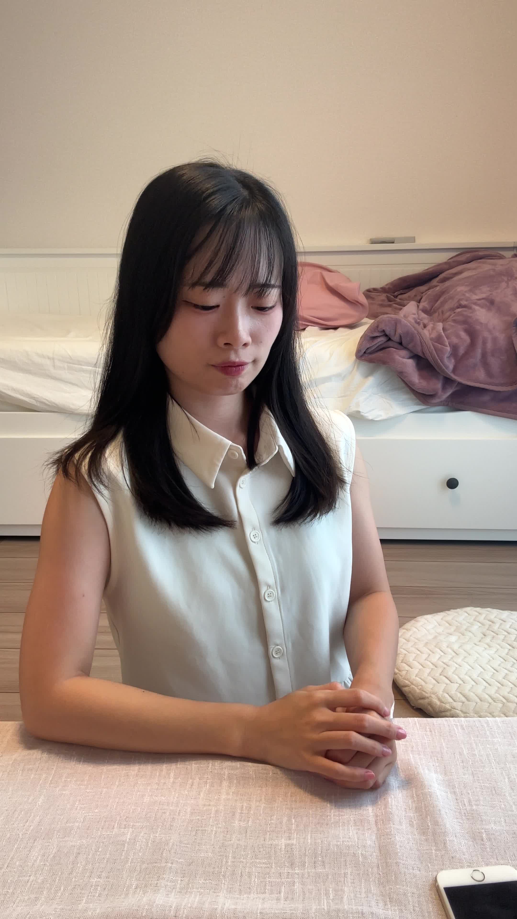 テーブルでスマホを見つめ、「これが口コミで人気のシャンプーかも」と気づく動作