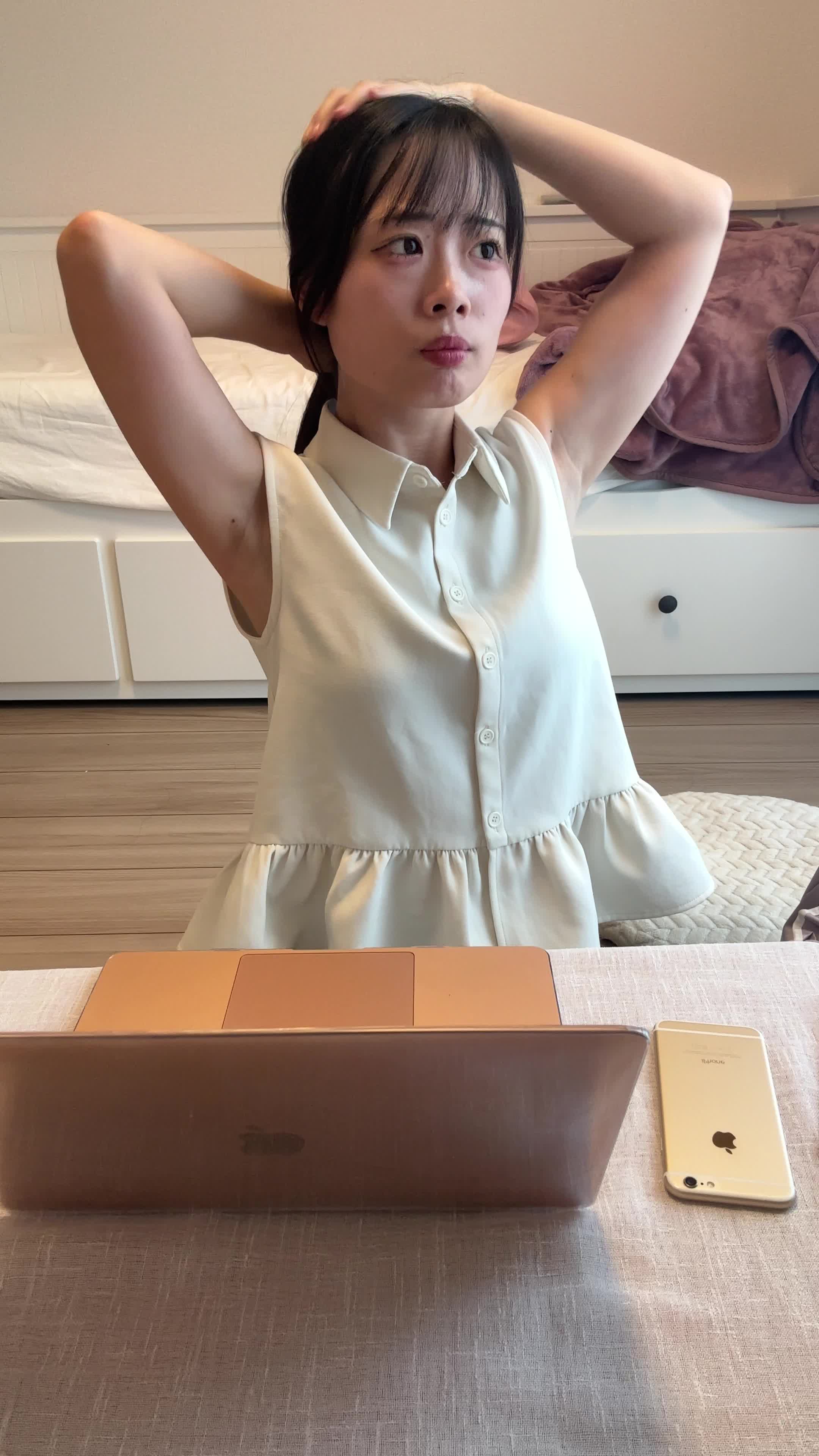 テーブルで仕事の合間に髪を束ね直し、「これじゃ全然収まらない」と悩む様子