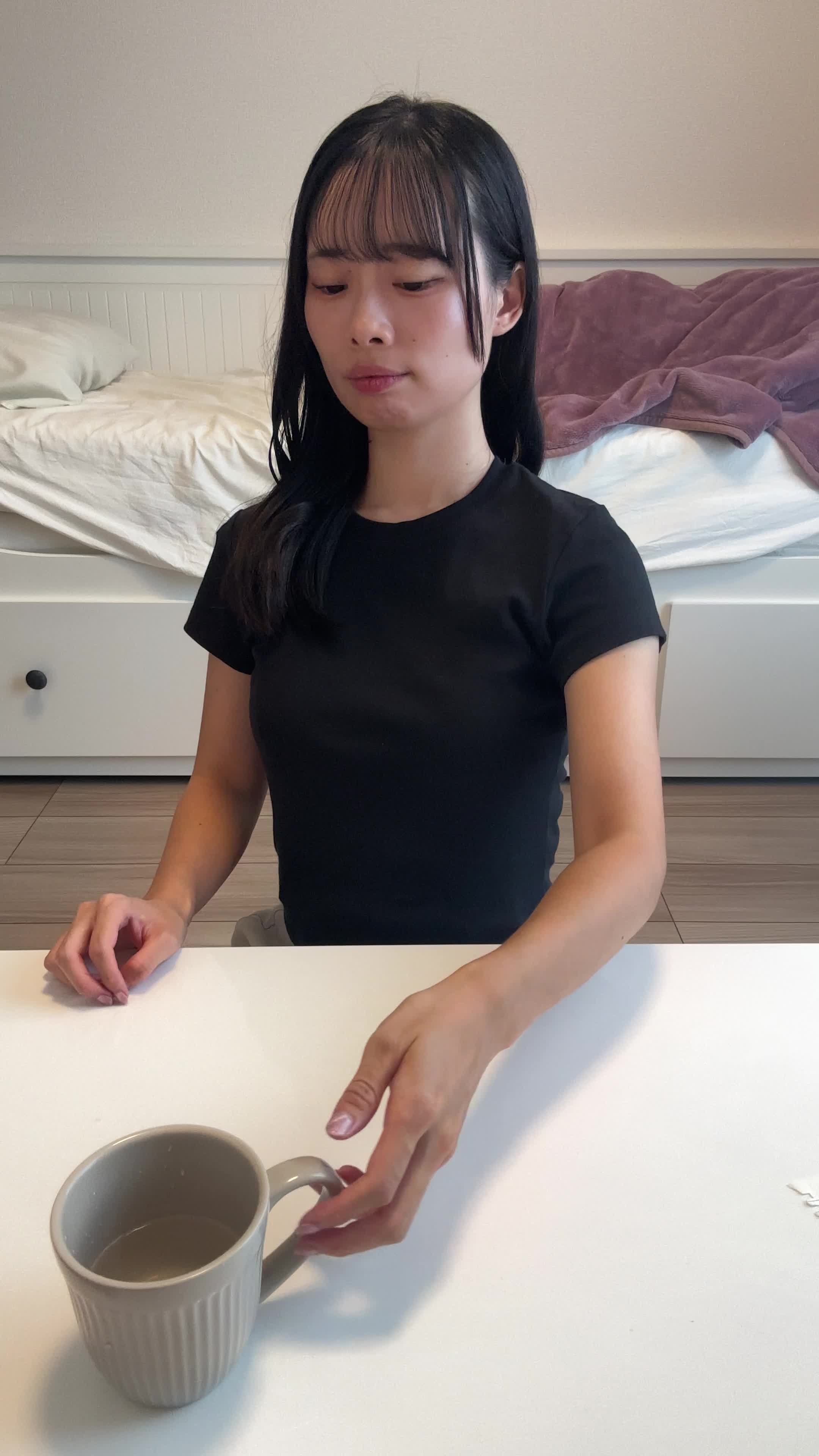 テーブルでカップを手に取り、「もっと簡単にお茶が飲めたらいいのに」と感じる動作