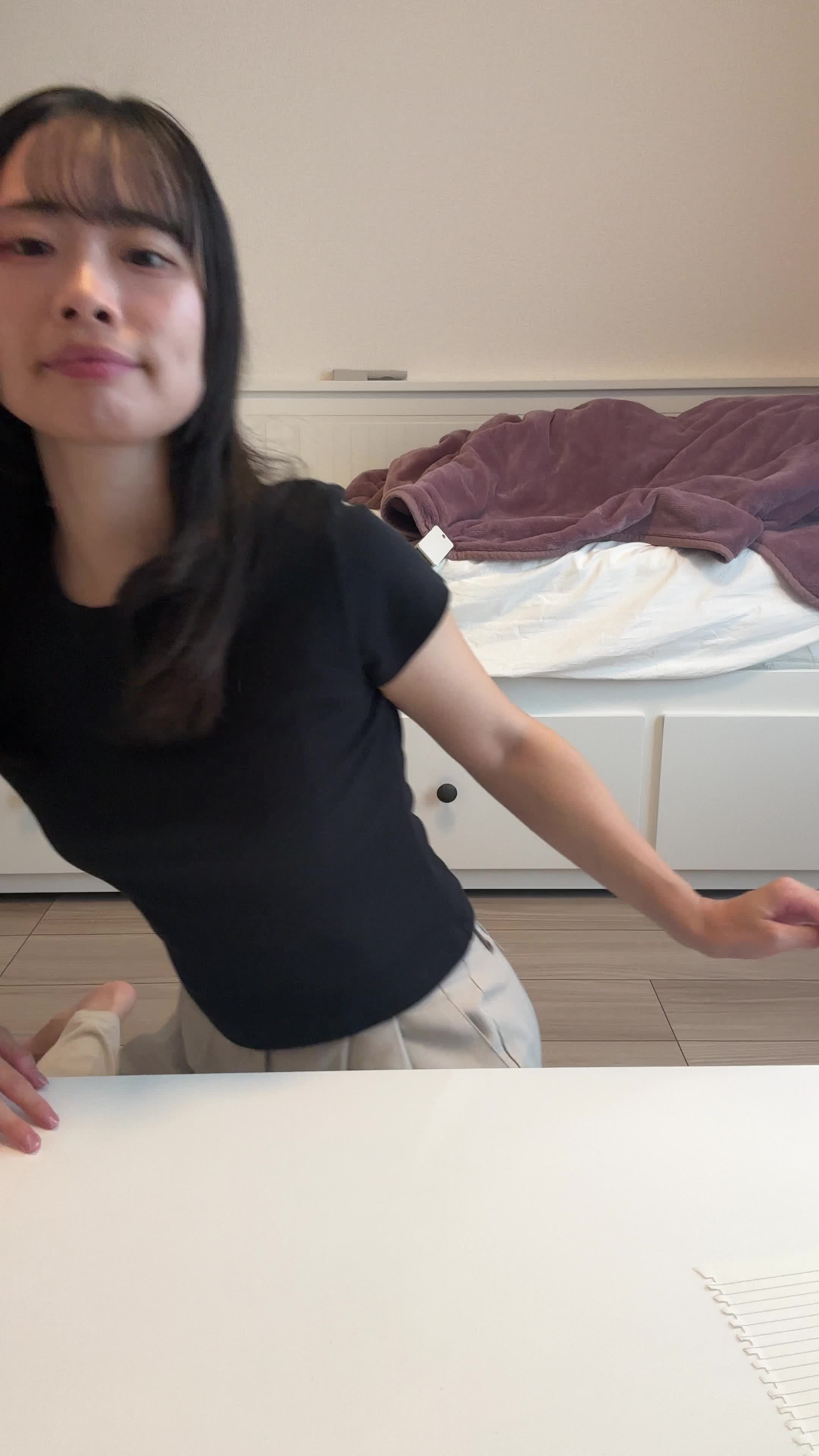 椅子に座り直して、「ウォーターサーバーがあれば外で買わなくて済むのに」と考える表情