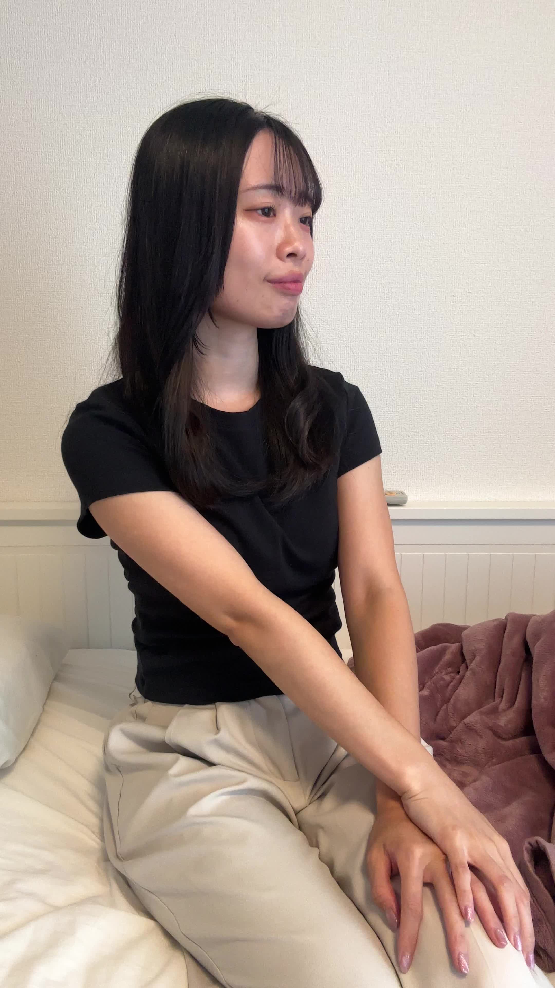 ベッドで友達と話しながら、「いつでも熱いお湯が出るの羨ましい」と驚く表情