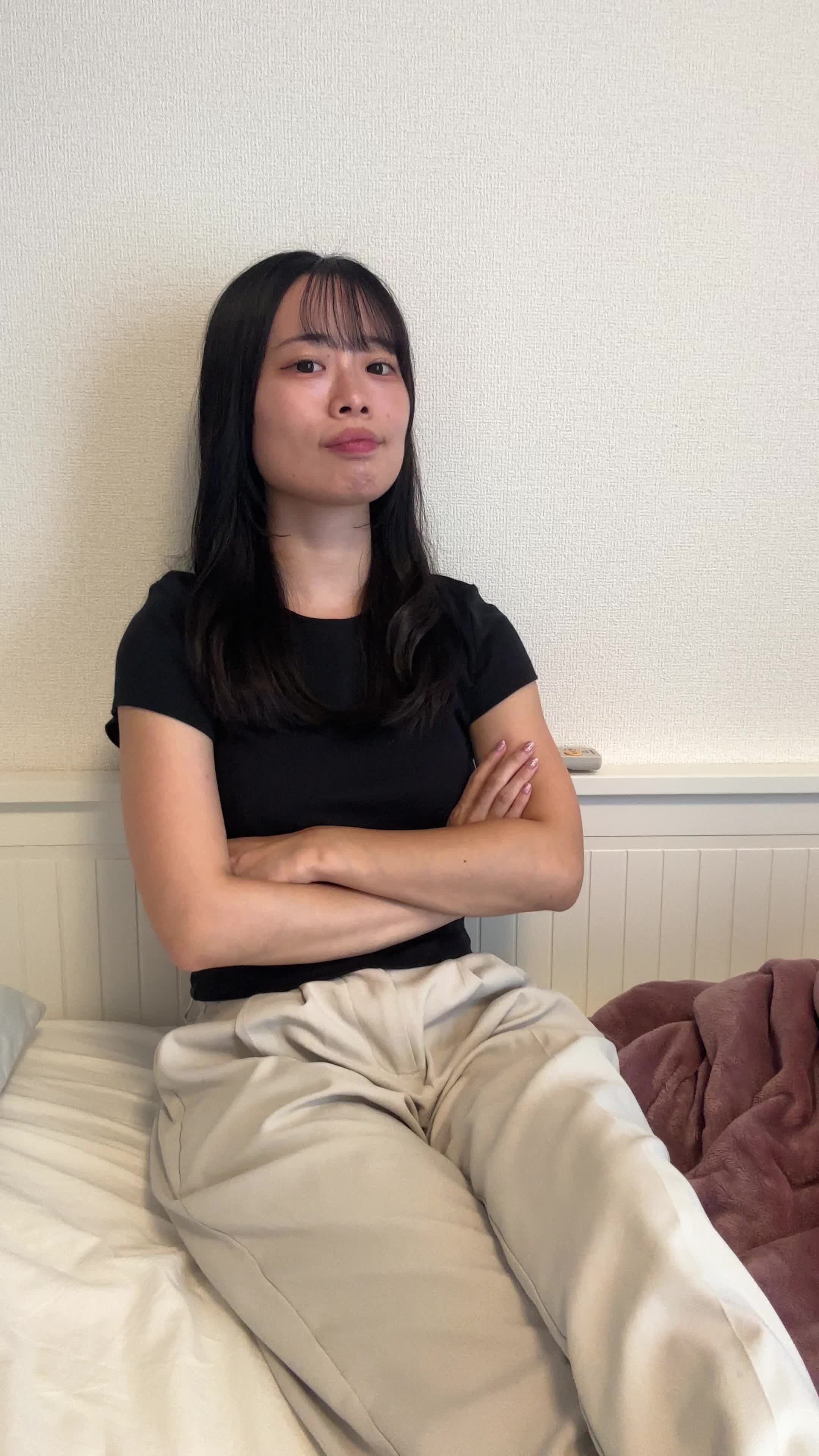 ベッドでリラックスしながら、「ウォーターサーバーがあればもっと便利」と考える表情