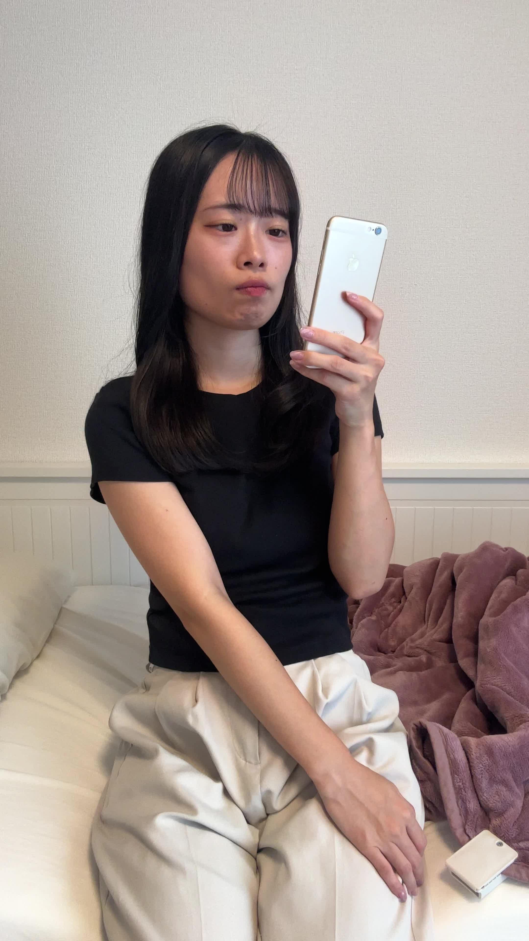 ベッドでスマホをいじりながら、「家にあったらどれくらい便利なんだろう？」と考える動作