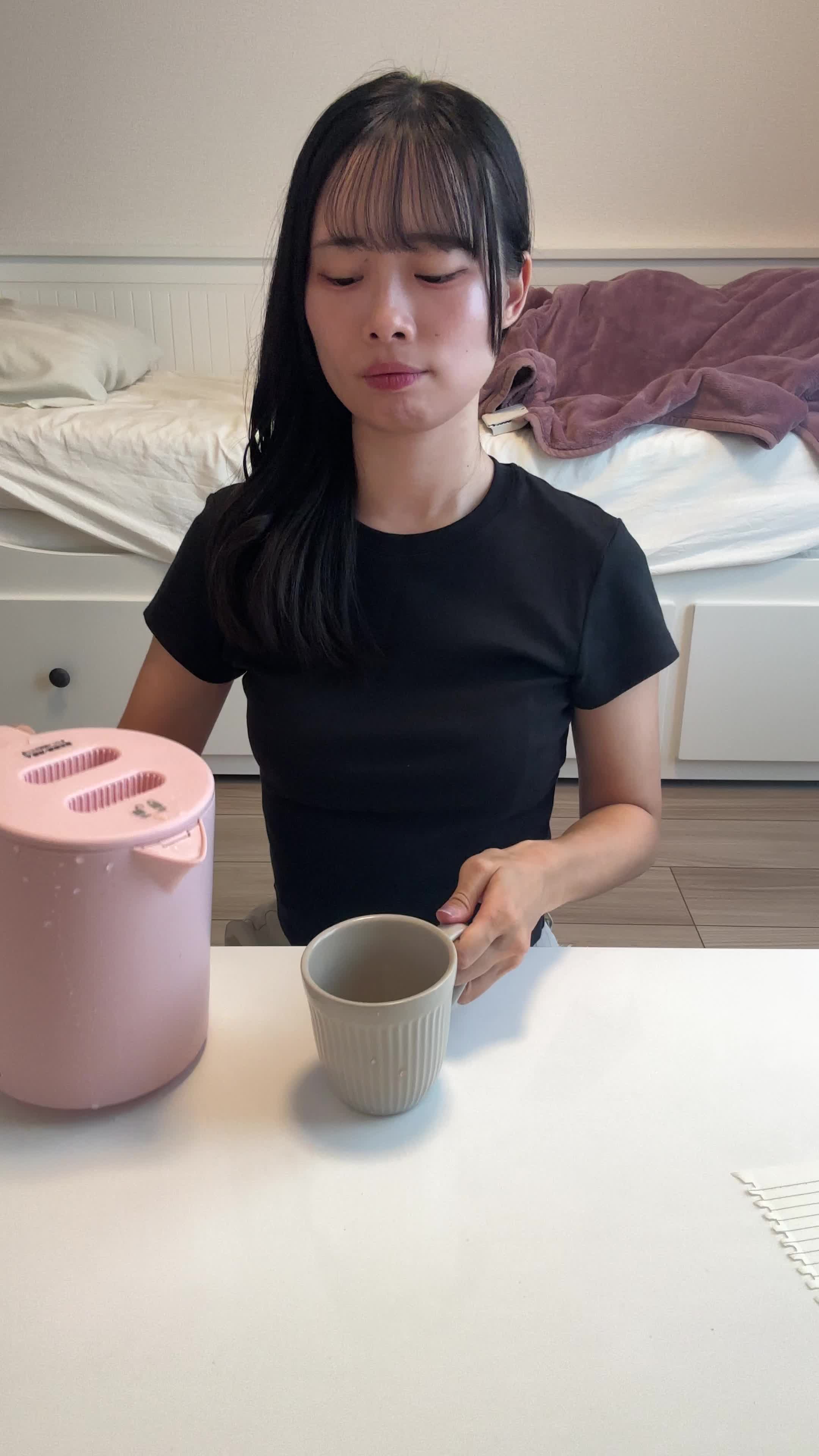 テーブルでポットのお湯を注ぎ、「これがもっと簡単だったらな」とぼんやり考える動作