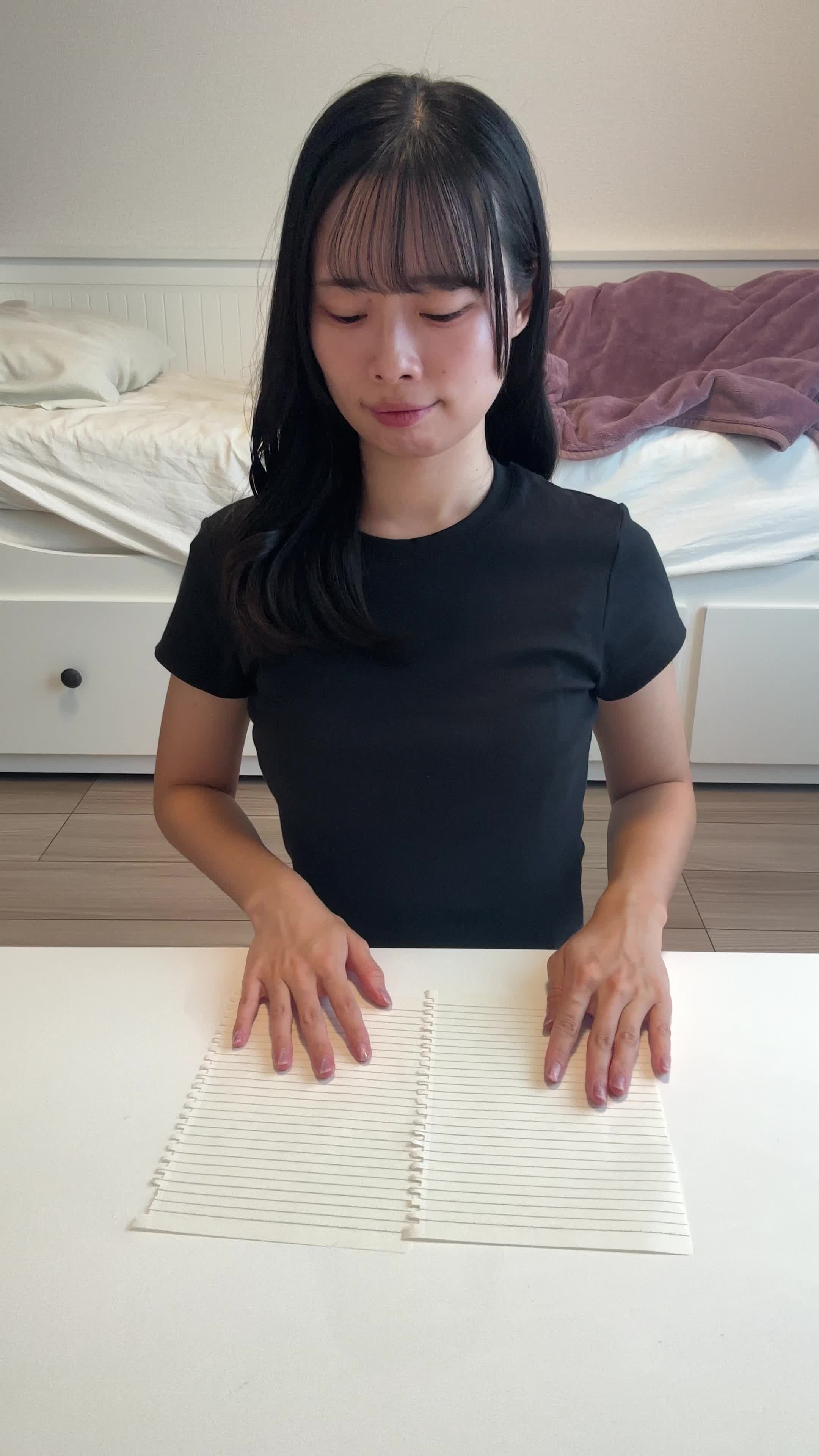 テーブルで紙にプランを比較して、「これならコスパもいいかも」と頷く動作