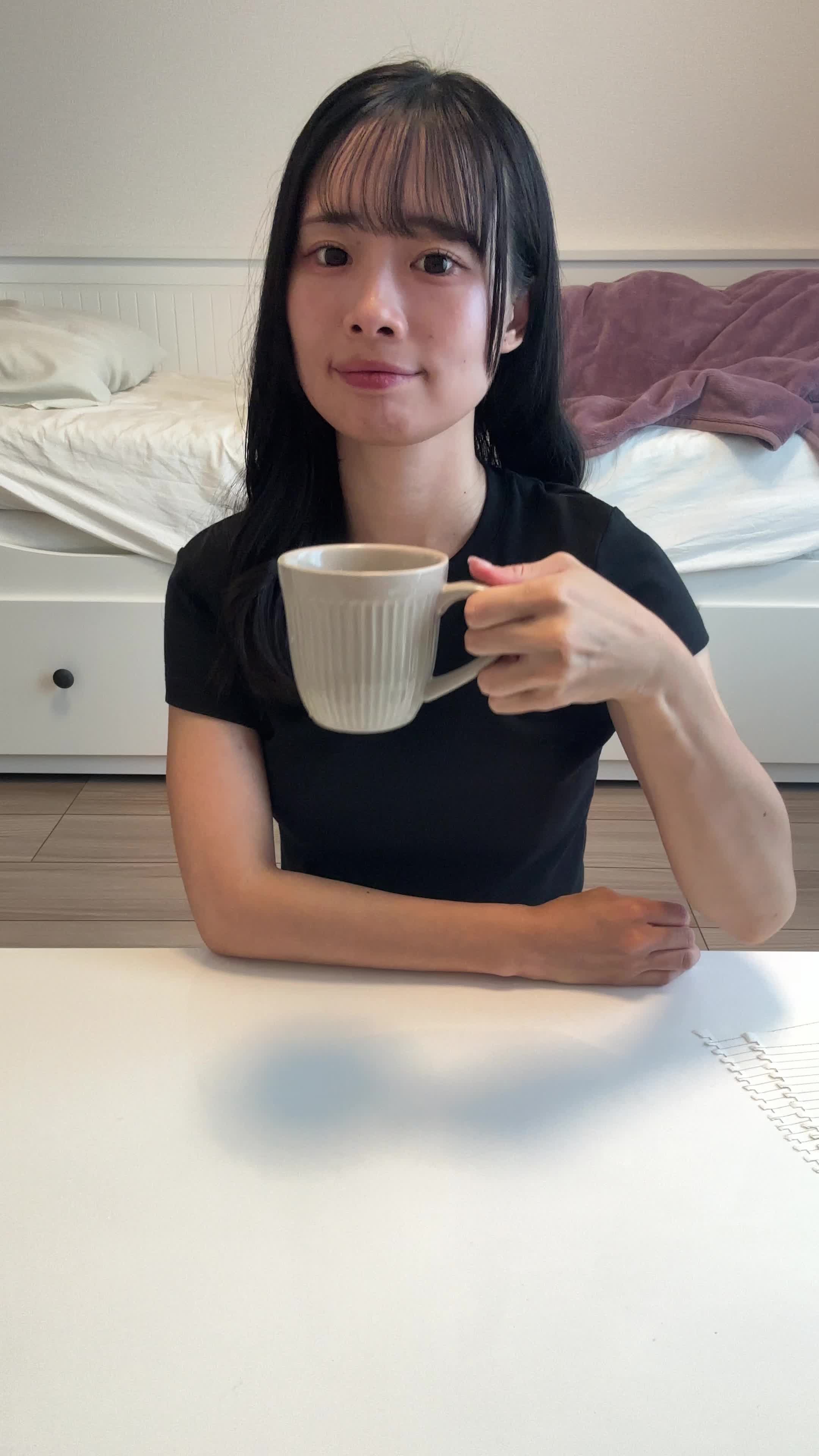 テーブルで水を飲み、「これがいつでも手軽に取れたら…」と空想する表情