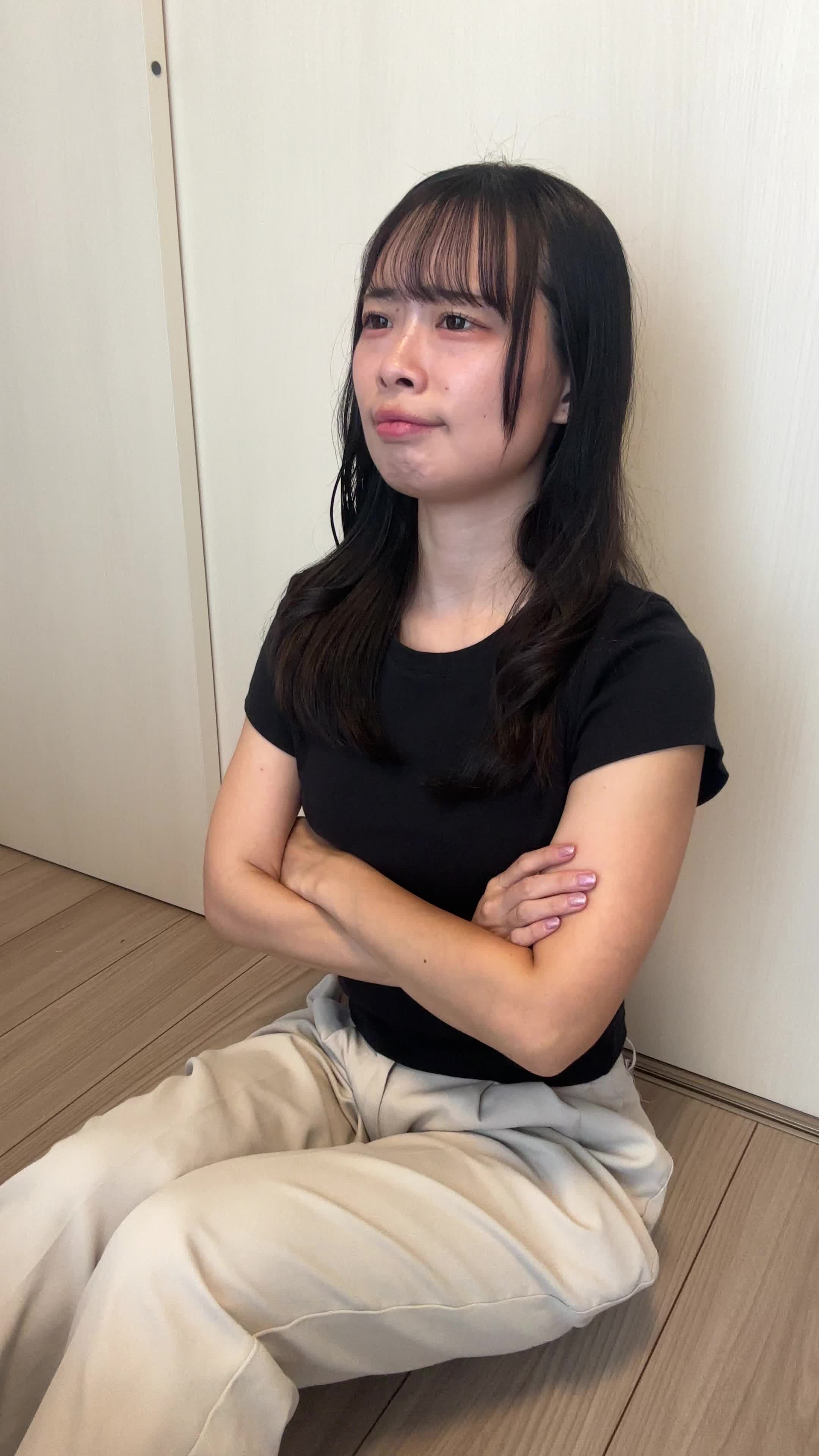 床に膝を立てて座り、「これ以上重たい水を運ぶのは大変」と考え込む動作