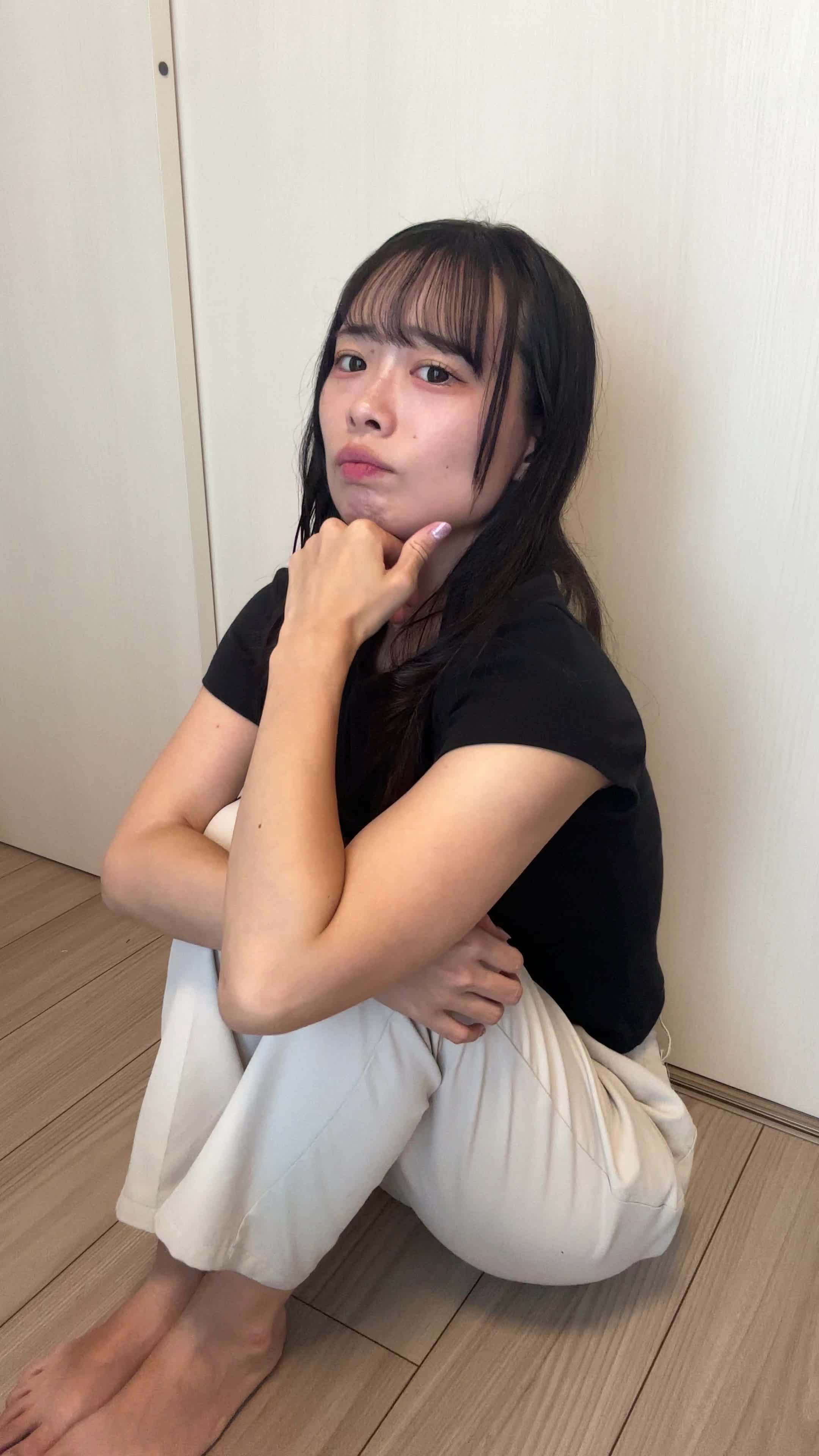 床に座り込み、「次回の注文がもっと簡単ならいいのに」と悩む姿